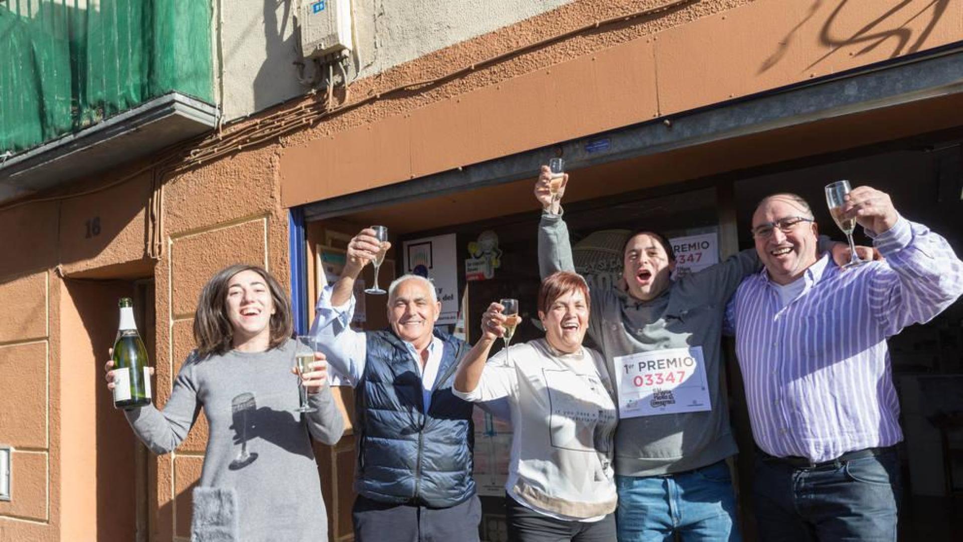 UN BRINDIS POR LA SUERTE De izquierda a derecha, María Aliaga Díaz (hija del dueño del establecimiento fiterano donde se vendió un décimo del 'Gordo'); José M.ª Rupérez Polo y Julia García Calleja (agraciados); José M.ª Sanz Jiménez (novio de María Aliaga); y Francisco Javier Aliaga Herrero (dueño del establecimiento) brindan con cava.