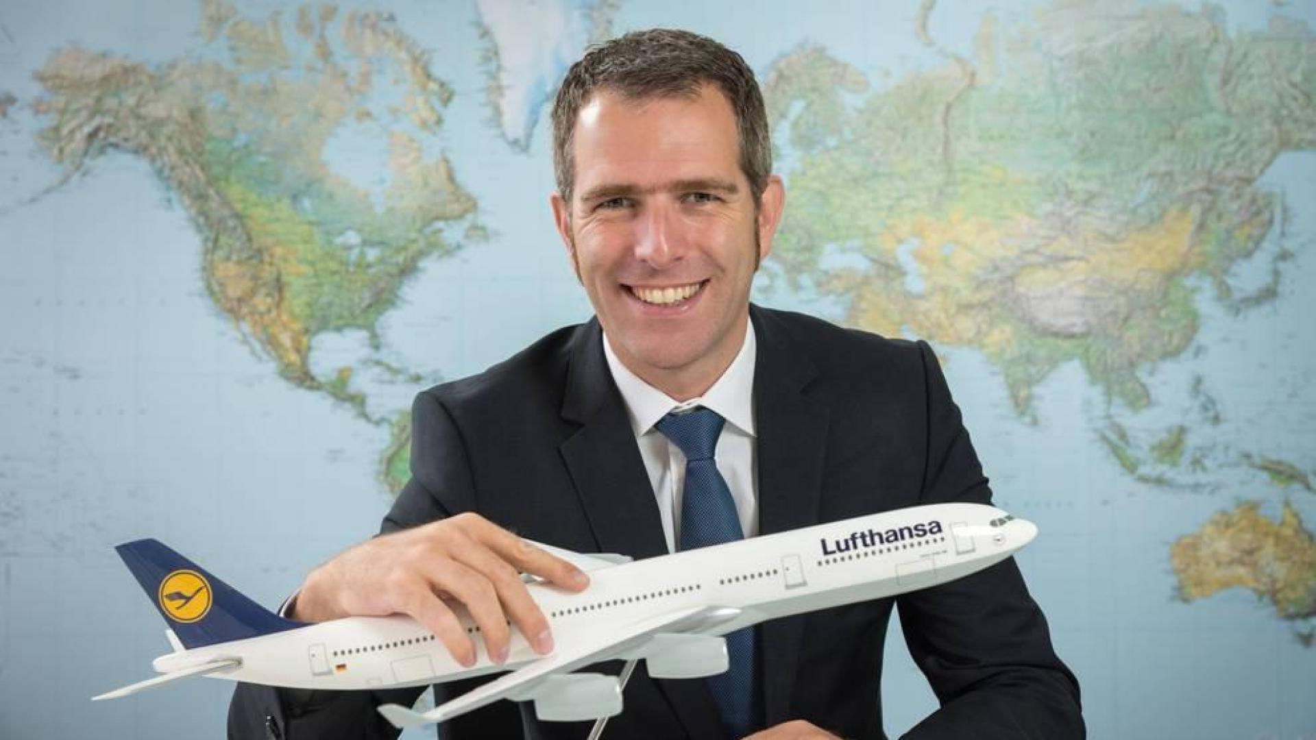 Carsten Hoffmann posa con la maqueta de un A340.