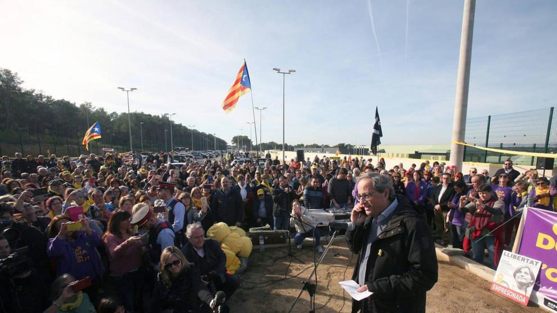Quim Torra, en su visita a la expresidenta del Parlament, Carme Forcadell, presa en la cárcel de Mas Enric.