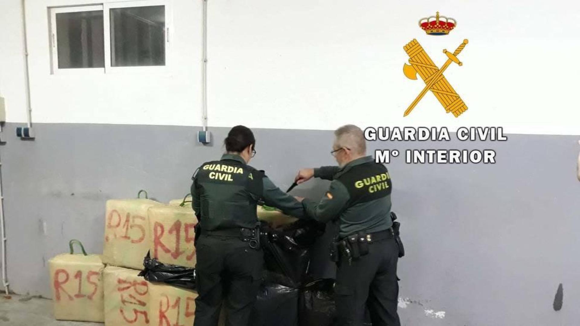 Detenida una persona e intervenidos 327 kilogramos de hachís en Almería