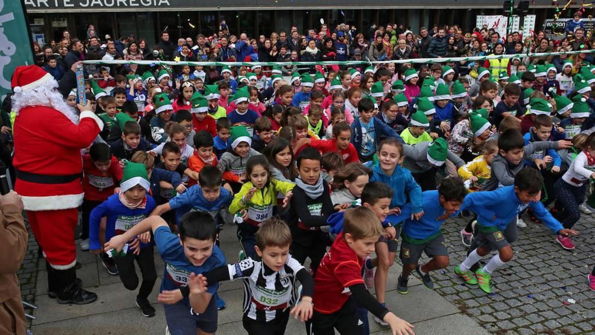 La VIII Carrera Infantil de la Navidad congrega a más de 600 niños