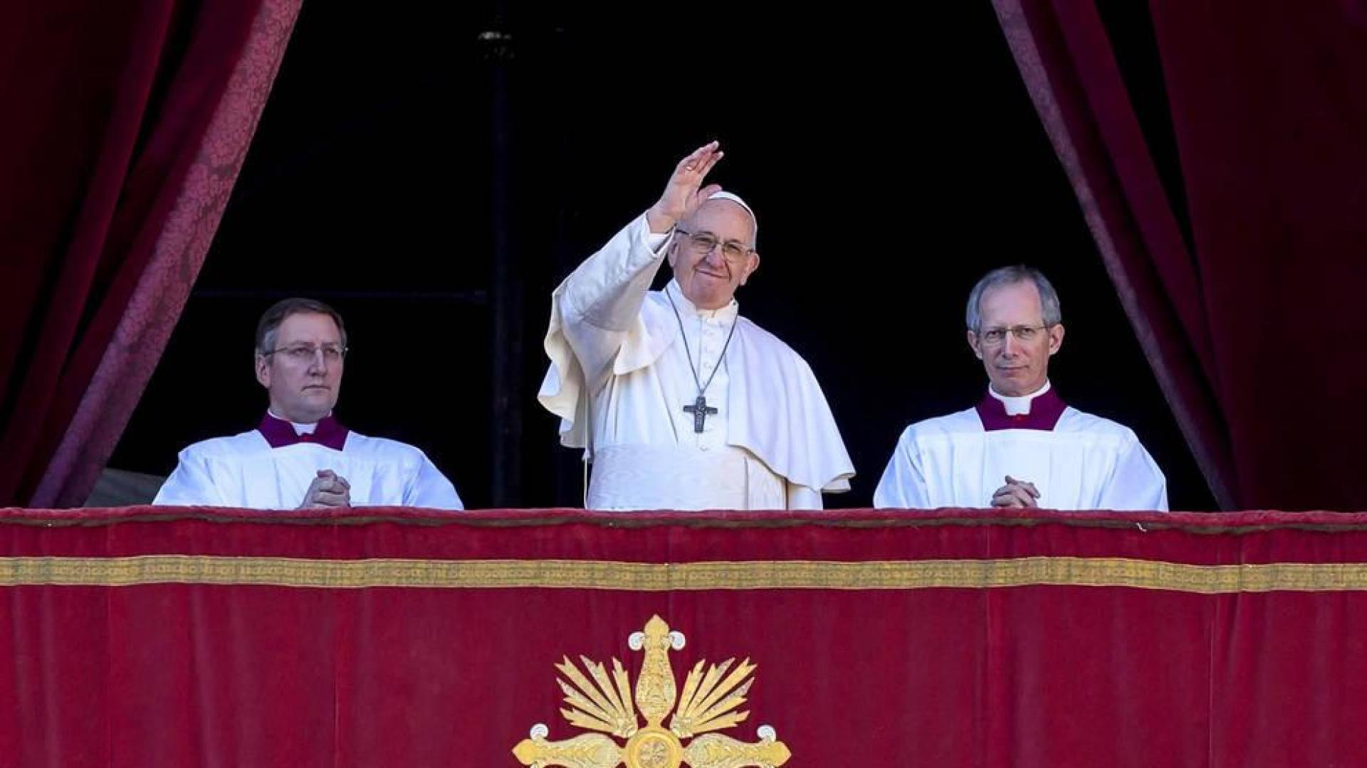 El papa imparte la bención Urbi et Orbi desde el balcón de la basílica de San Pedro en el Vaticano.