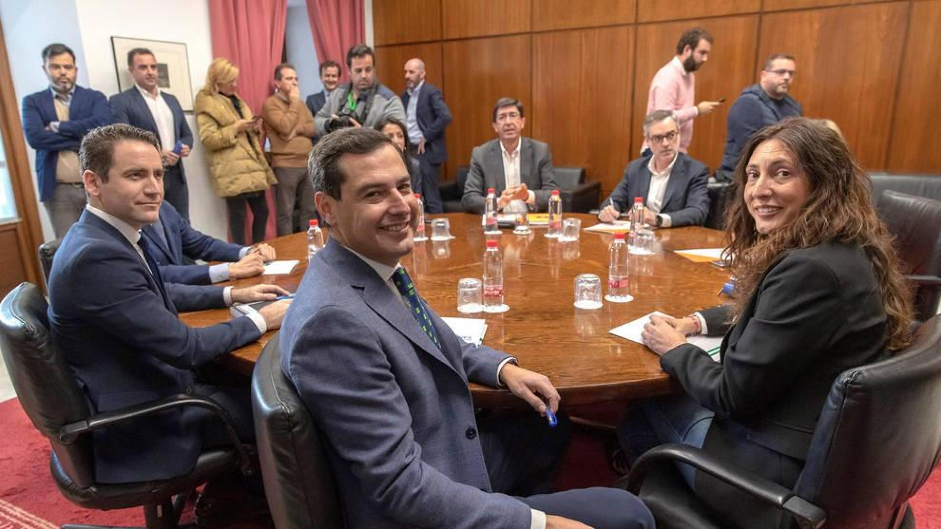 Los equipos negociadores de Partido Popular y Ciudadanos, encabezados por Juanma Moreno (centro) y Juan Marín (al fondo).