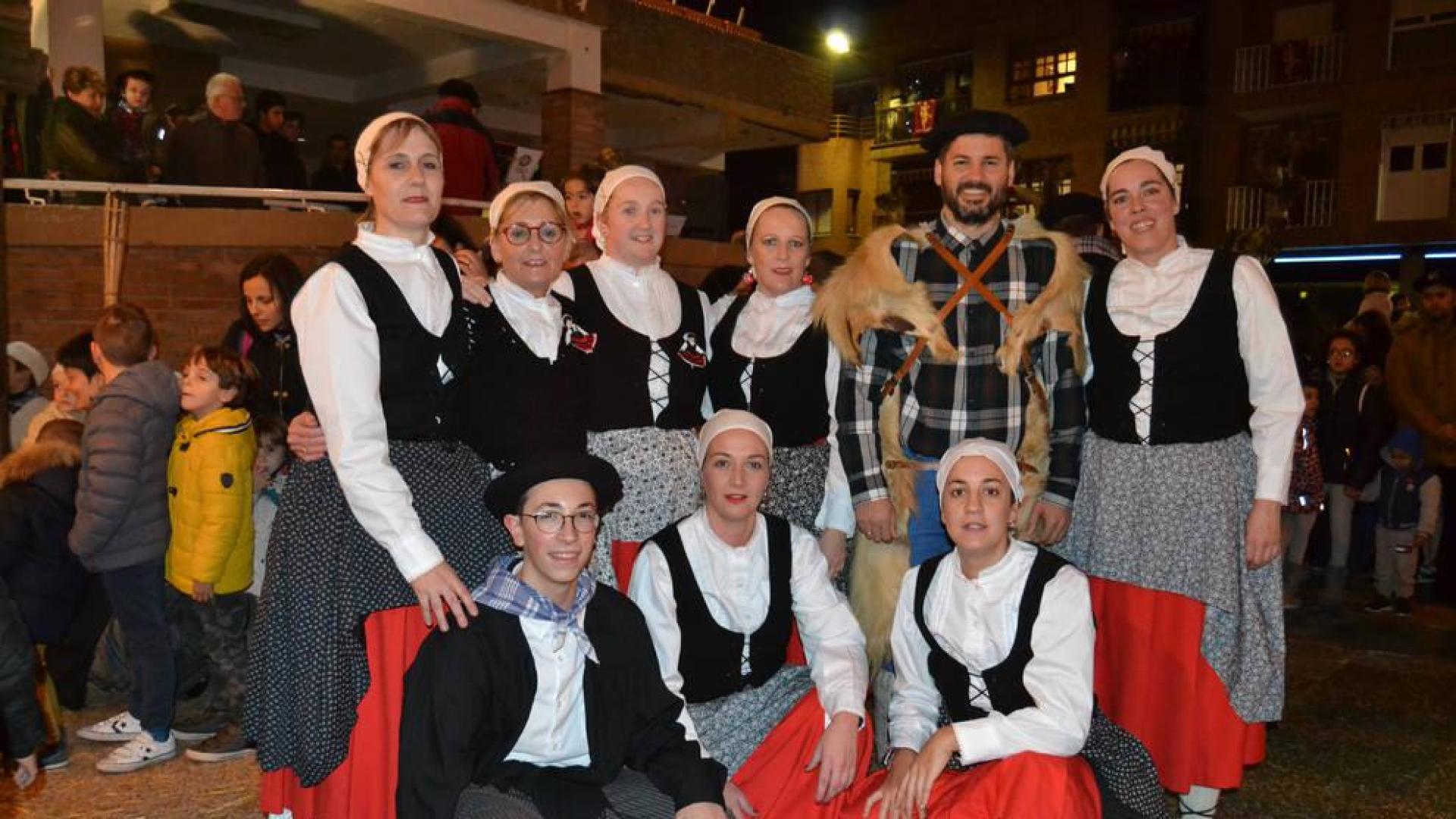 Olentzero rodeado del los integrantes del grupo de danzas.