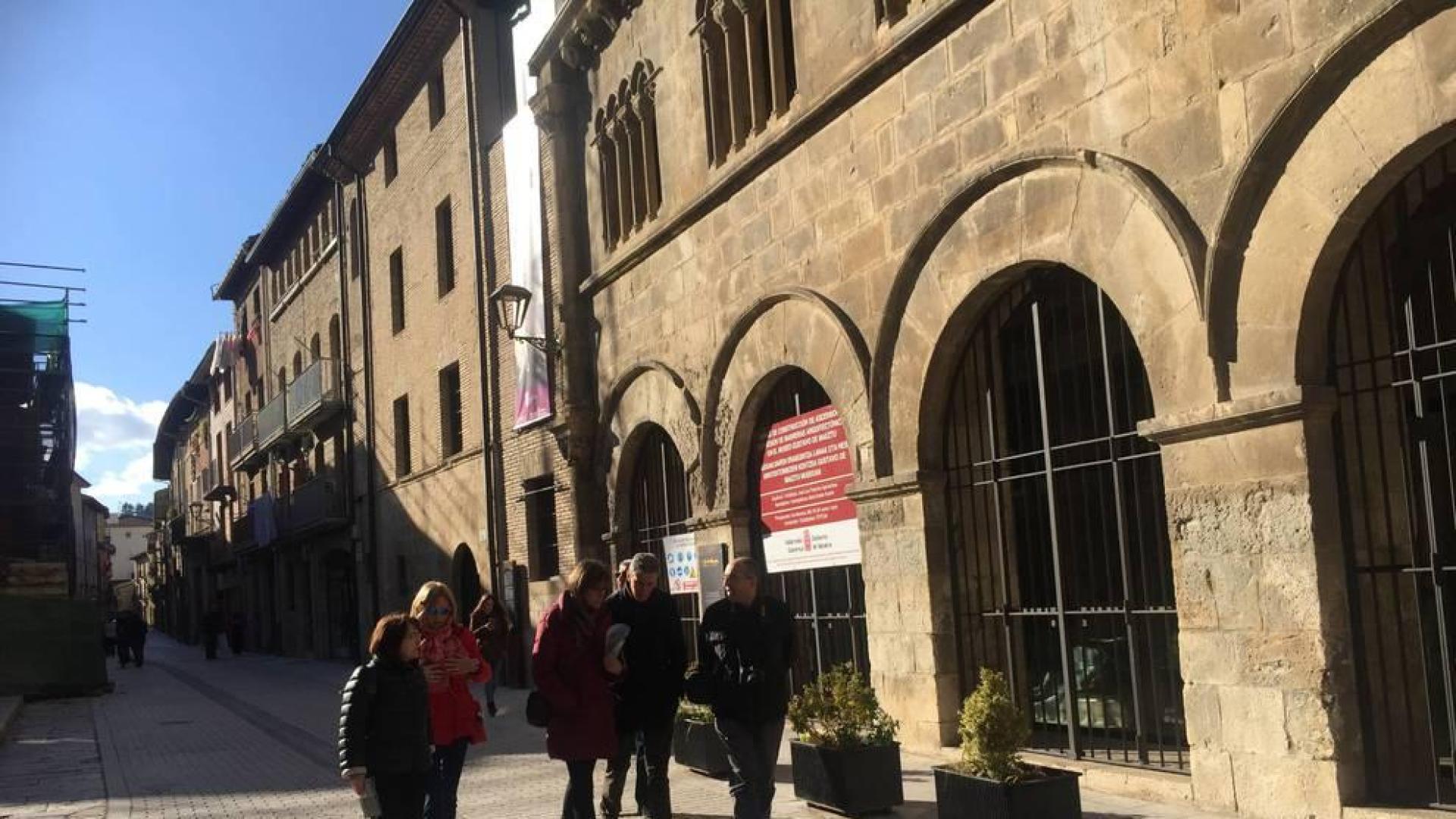 Visitantes pasan junto al Museo Gustavo de Maeztu, inmerso en la reforma, durante el pasado puente de la Constitución.