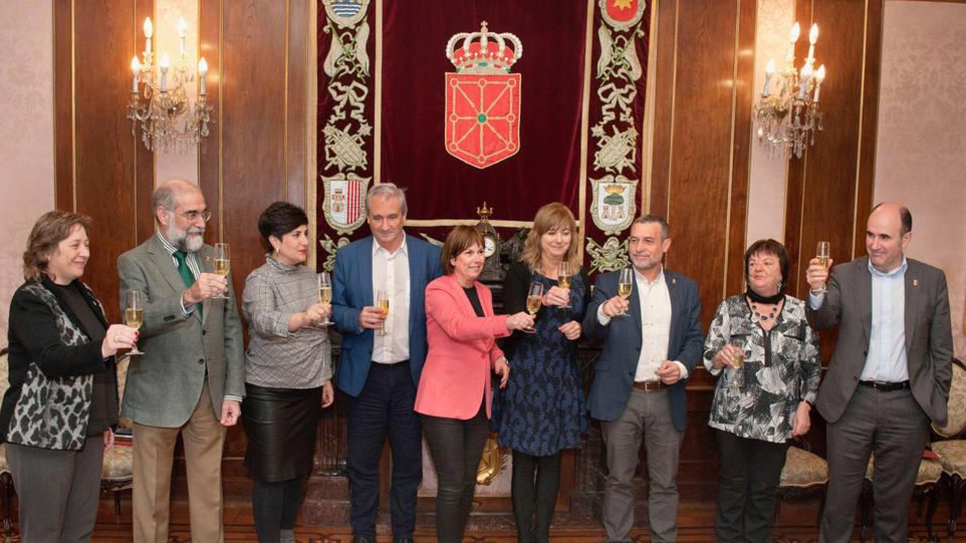 La presidenta Barkos brinda acompañada por sus consejeros.