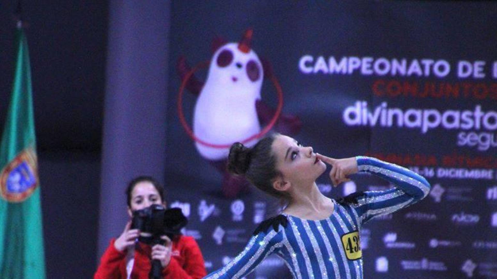 Actuación del grupo de gimnastas en el campeonato nacional con los vestidos inspirados en los uniformes de los campos de concentración.