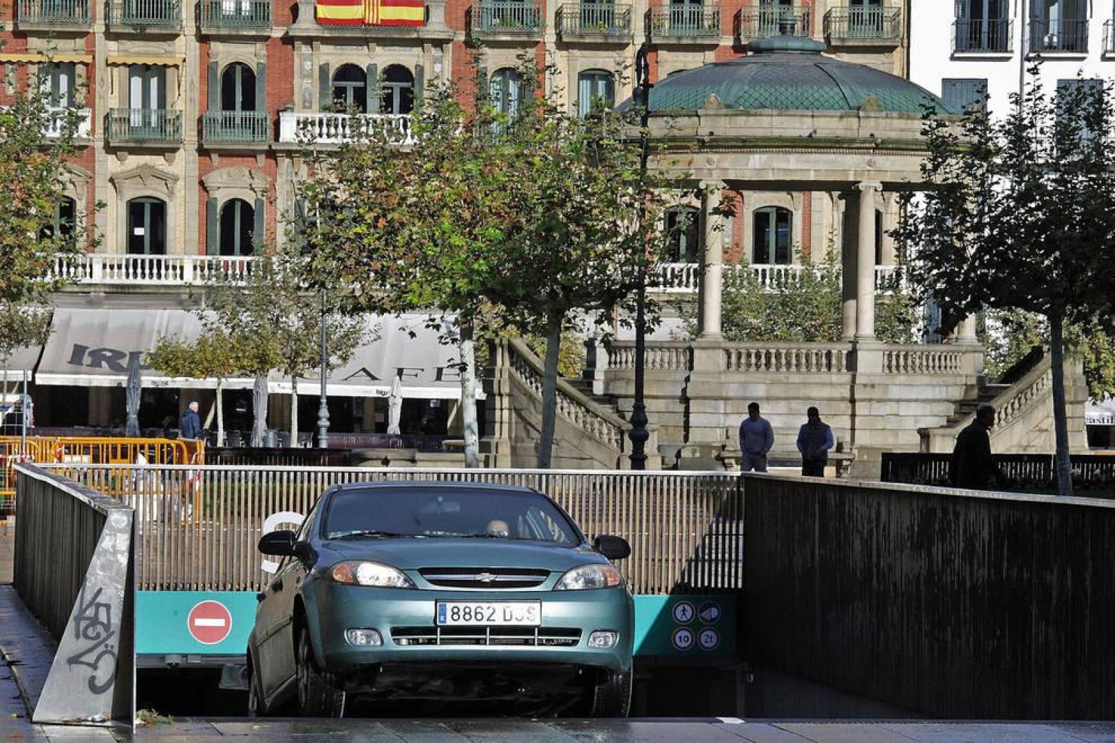 Denuncian las dificultades para llegar al parking de la Plaza del Castillo