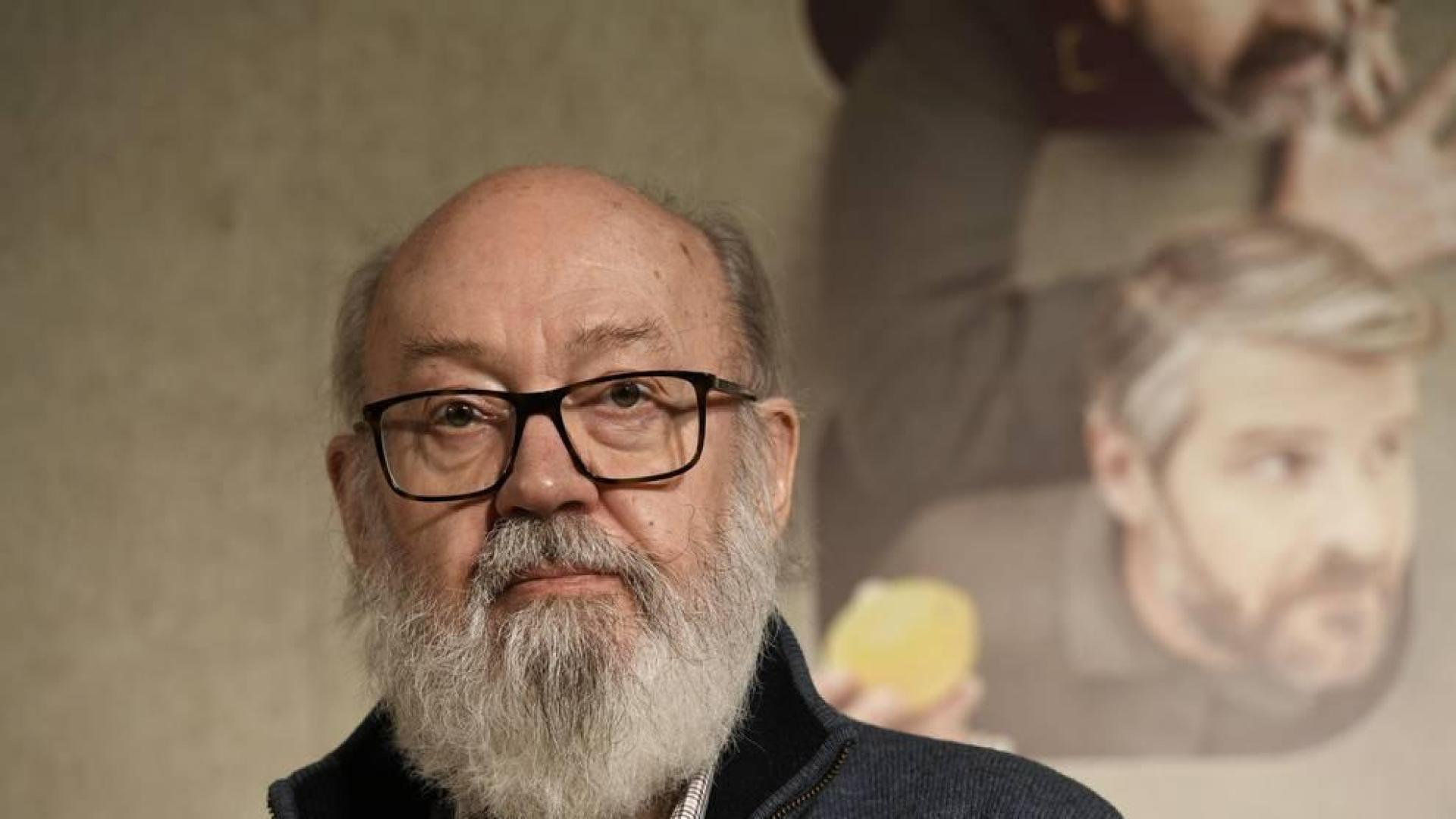 El cineasta José Luis Cuerda posa durante el photocall con motivo de la presentación de la película 'Tiempo después'.
