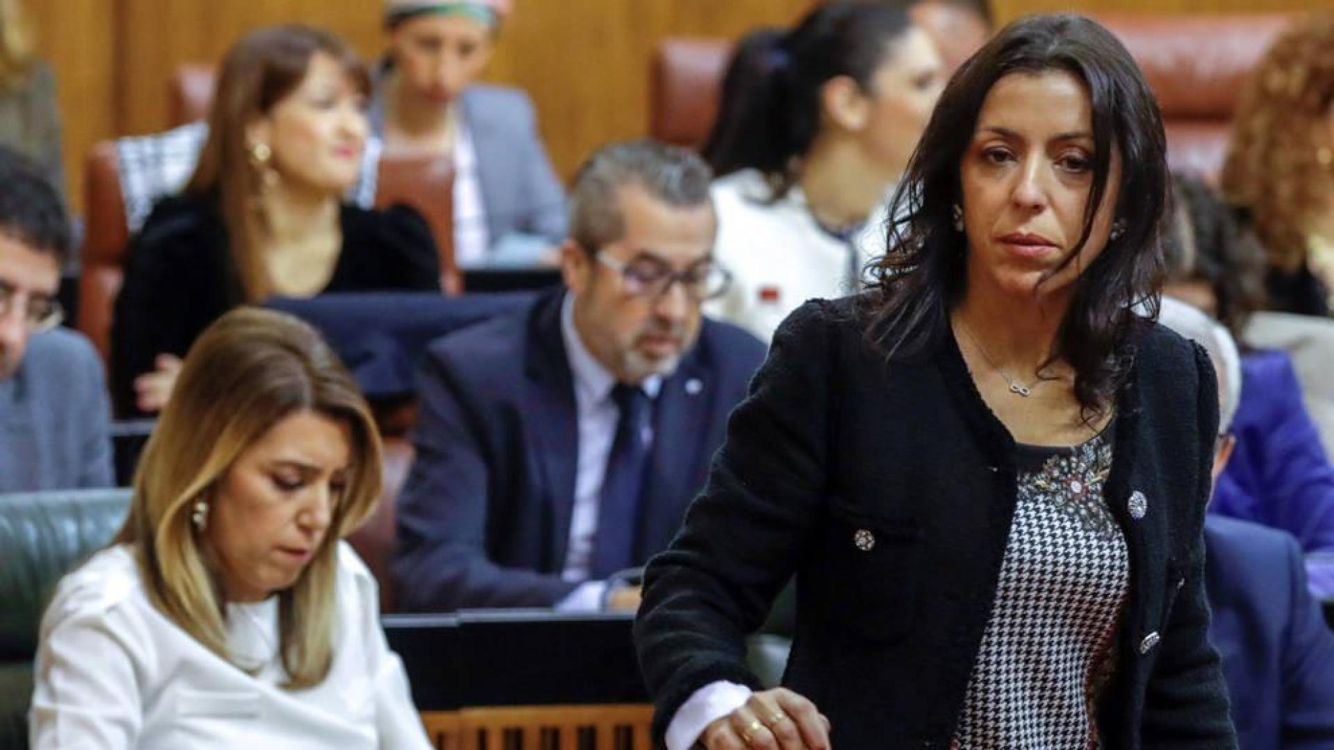 Marta Bosquet, que ha sido elegida presidenta de la Cámara autonómica, tras su votación para elegir los miembros de la Mesa, ante la presidenta de la Junta en funciones, Susana Díaz.