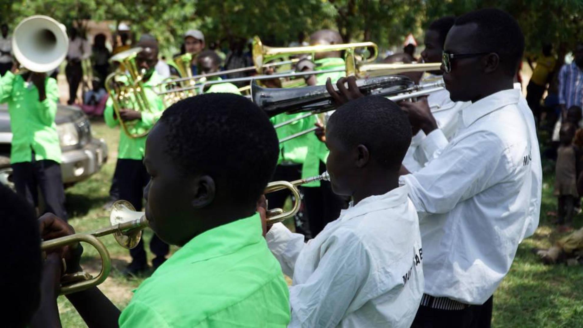 Imagen de la banda ugandesa Maduga Band