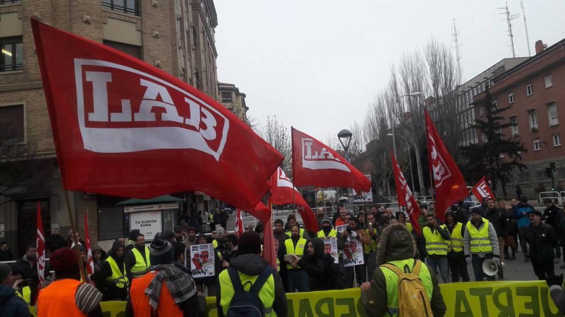 La plantilla de Huertas de Peralta lleva su protesta ante la sede de la UAGN