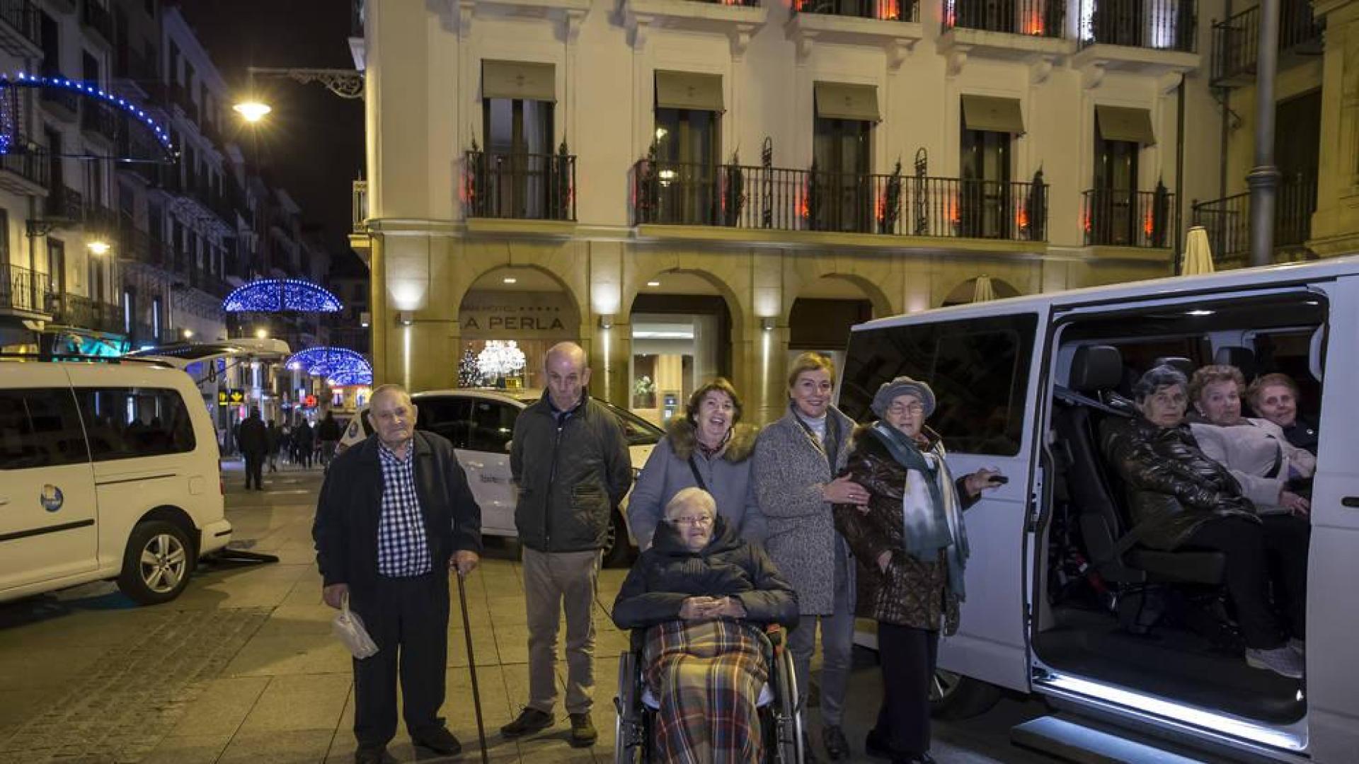 De izquierda a derecha, Félix Aranguren Usúrbil, Toni Pascual Mosquera, Mirentxu Urtasun, detrás de su madre, en silla de ruedas, Gloria Goyena Lusarreta; Rosa Aznárez, que coge a su madre, María Jesús Lorca Juanena, del brazo. Y en el interior del eurotaxi, Isabel Urbina de la Iglesia, Ascensión Onieva Pedraza y Carmen Onieva Pedraza.