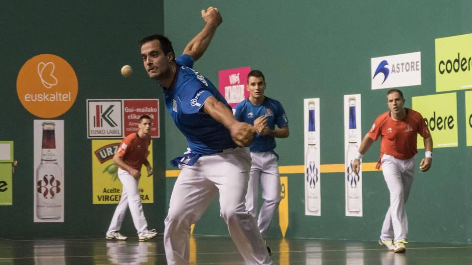 Bengoetxea se dispone a golpear la pelota, con Imaz a su espalda, en el partido del Lizarra de Estella.