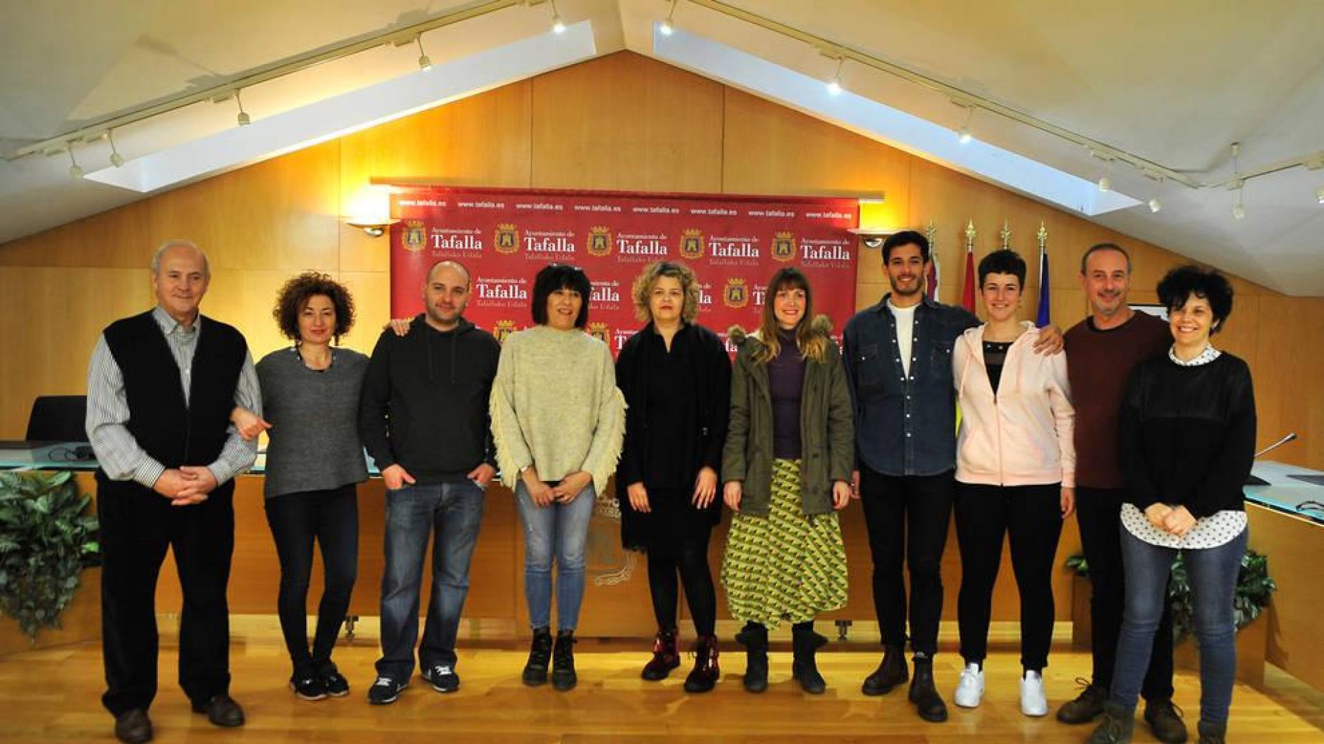 Desde la izda., Jacinto Goñi, concejal de Festejos; Montse Palacios, Iñaki González; la concejala de Comercio y Turismo, Soco Ojer; Ivana Gutiérrez, Leire Olkotz, Mikel Mayora Olcoz, Marina Salinas, el alcalde de Tafalla, Arturo Goldaracena; y Pili Etxeberria, técnica de Comercio y Turismo, en el acto de presentación del proyecto 'Tafalla en murales'.
