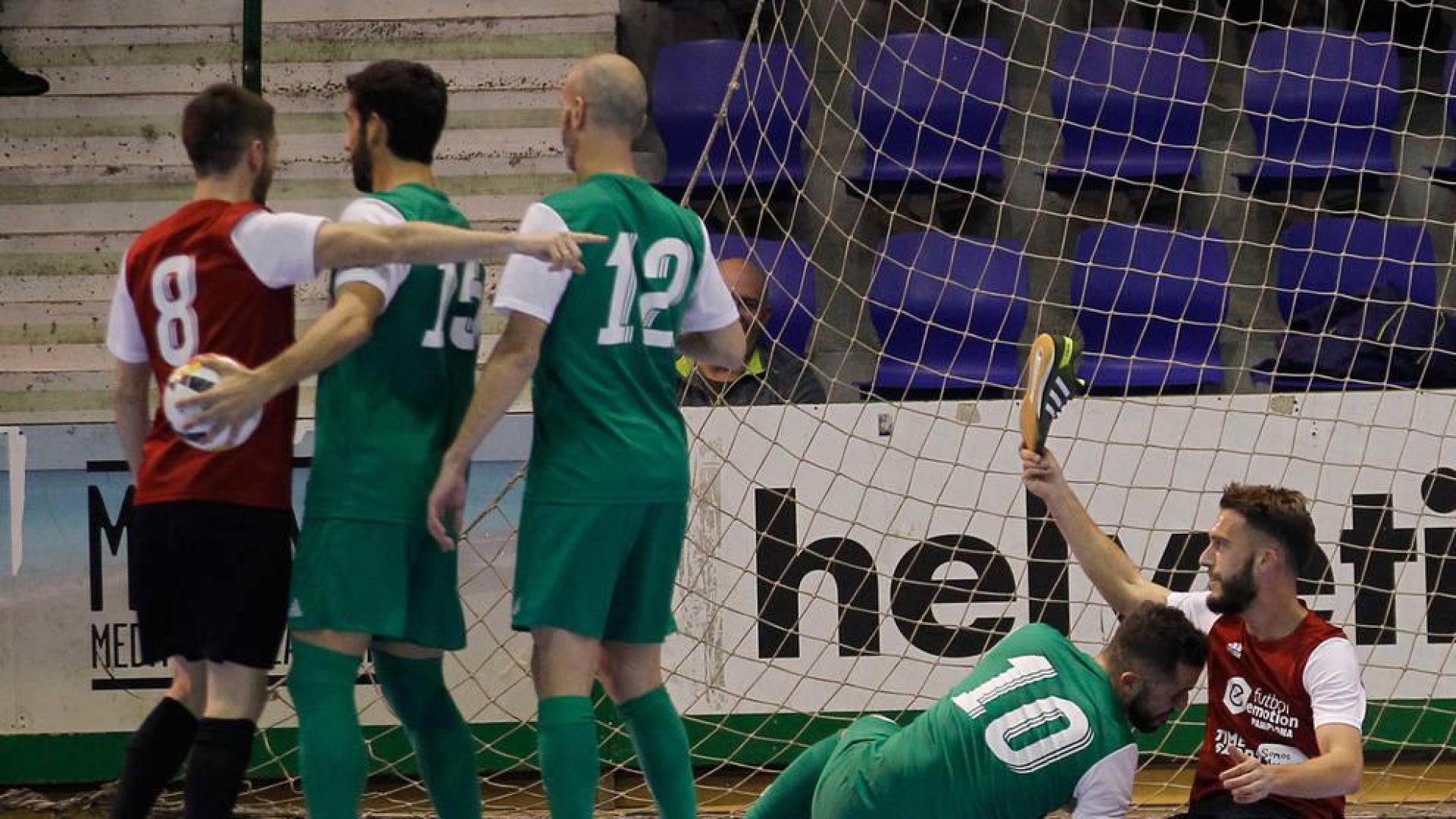 De rojo, Roberto Martil, y de verde, Raúl García, Javi Eseverri y Rafa Usín, por los suelos, mientras se queja Roberto Torres de que éste le ha sacado la zapatilla.