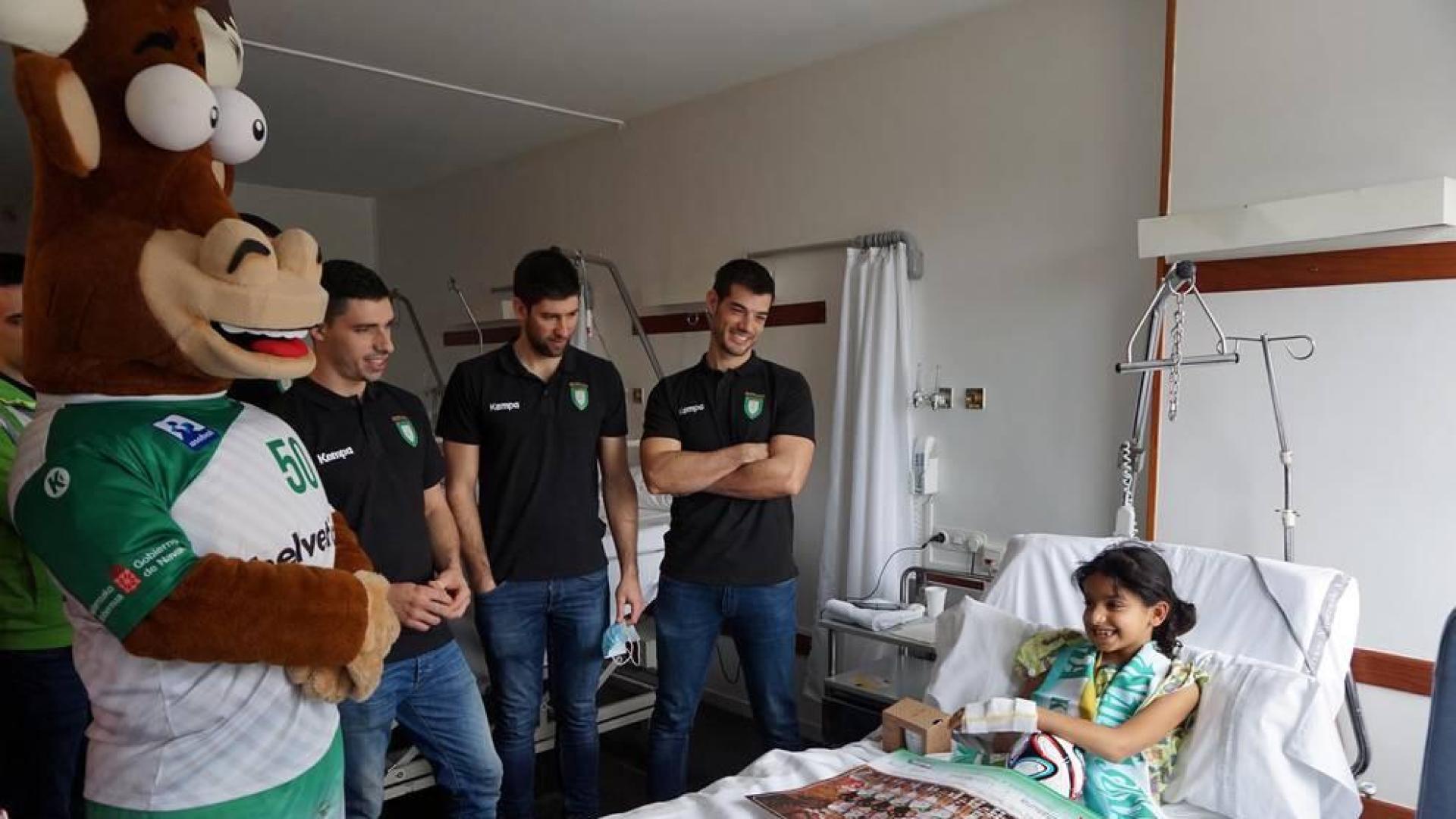 Los niños ingresados en el Complejo Hospitalario de Navarra han recibido este jueves, como ya es tradicional durante las fechas navideñas, la visita de varios jugadores del equipo de Balonmano Helvetia Anaitasuna.