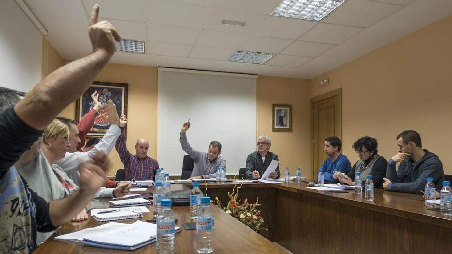 Los ediles del Ayuntamiento de Ayegui en una de las votaciones que de produjeron en el pleno.