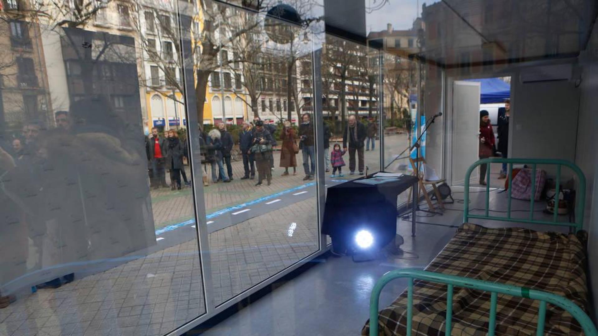 Interior de la celda recreada con un barracón acristalado instalado en el paseo de Sarasate.