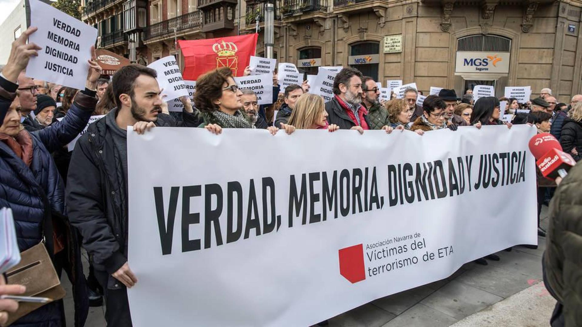 Imagen de la concentración de las víctimas del terrorismo en Pamplona este viernes.