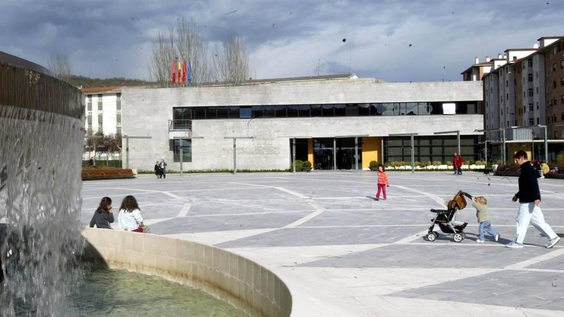 Imagen de archivo de la plaza Consistorial, al fondo el edificio municipal.