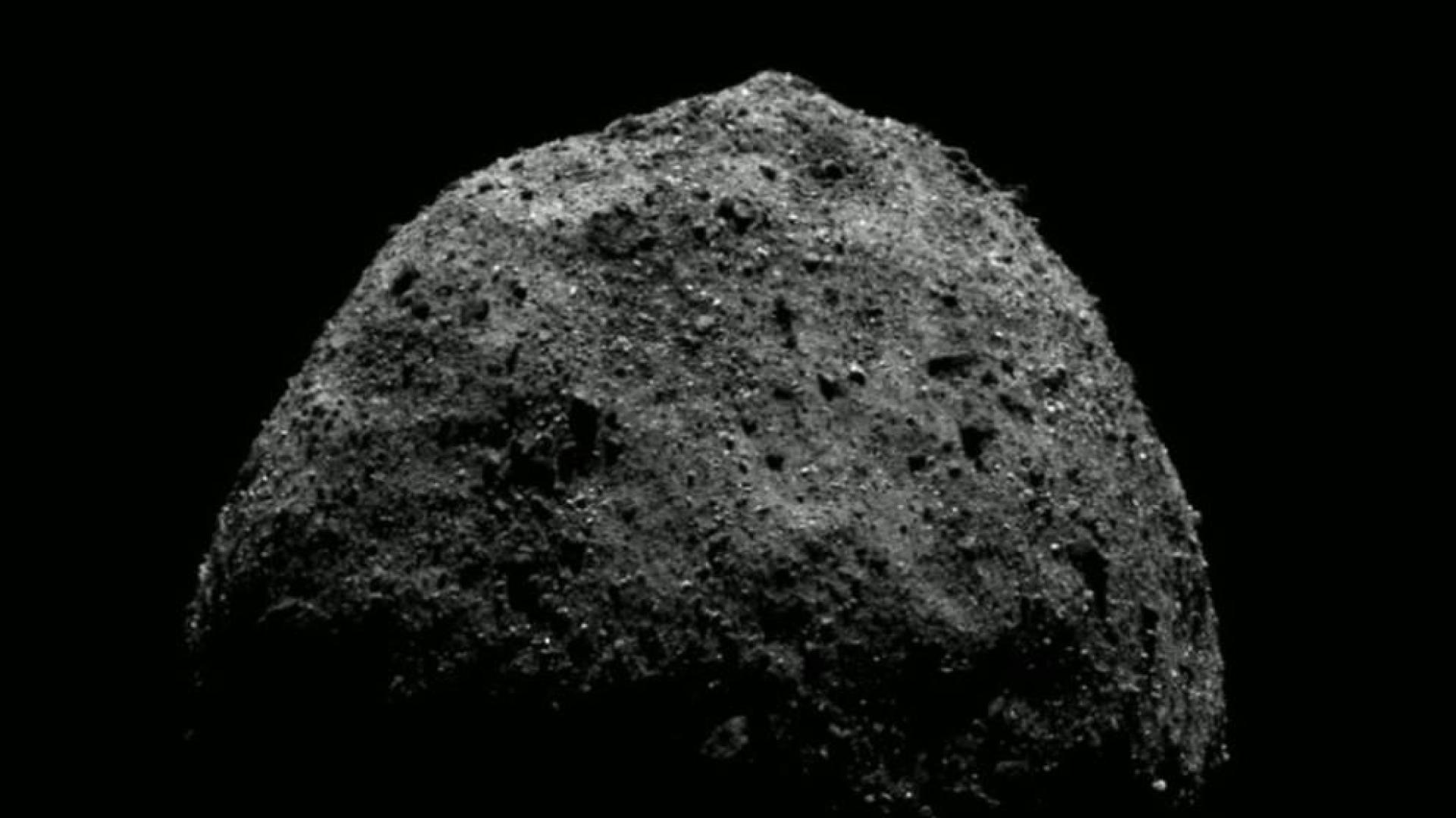 Imagen del Polo Norte del asteroide Bennu tomada por la nave OSIRIS-REx.