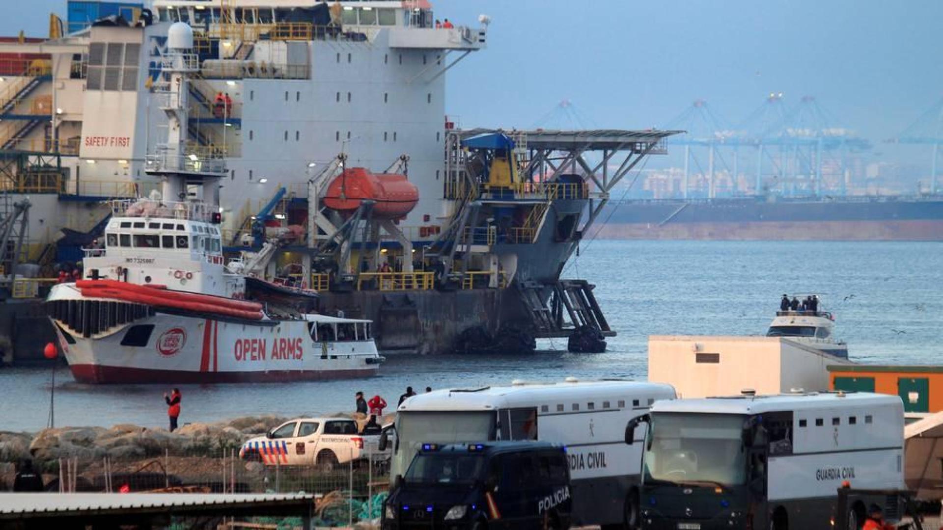 El Open Arms atraca en el puerto de Crinavis, en Cádiz, con más de 300 migrantes