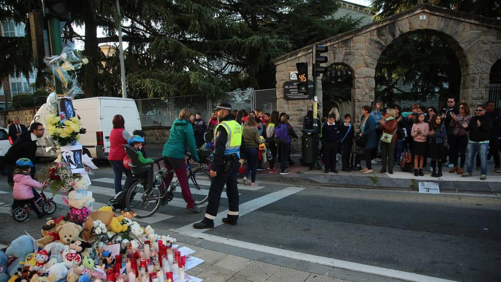 La Policía Municipal regula el tráfico a la entrada del colegio del atropello mortal de un niño en Pamplona