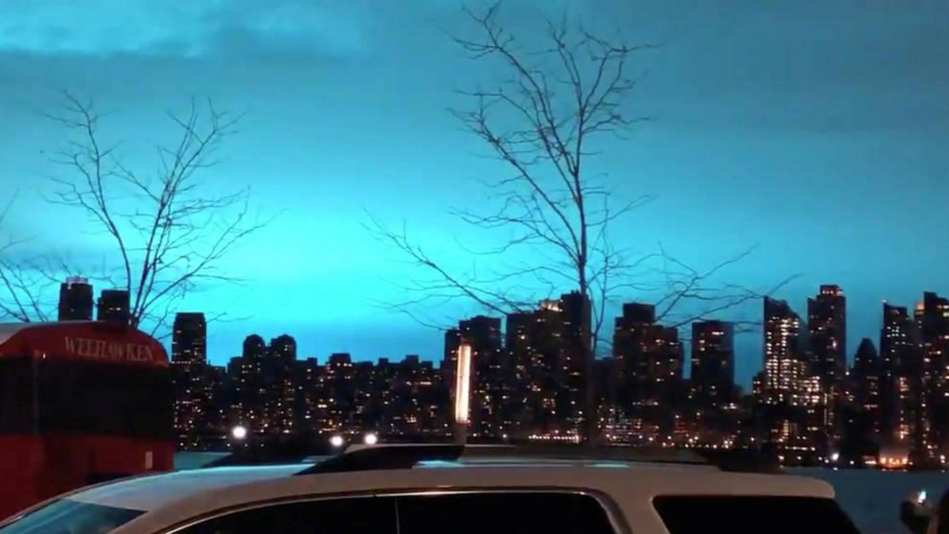 El cielo de Nueva York se tiñe de azul por la explosión de un transformador