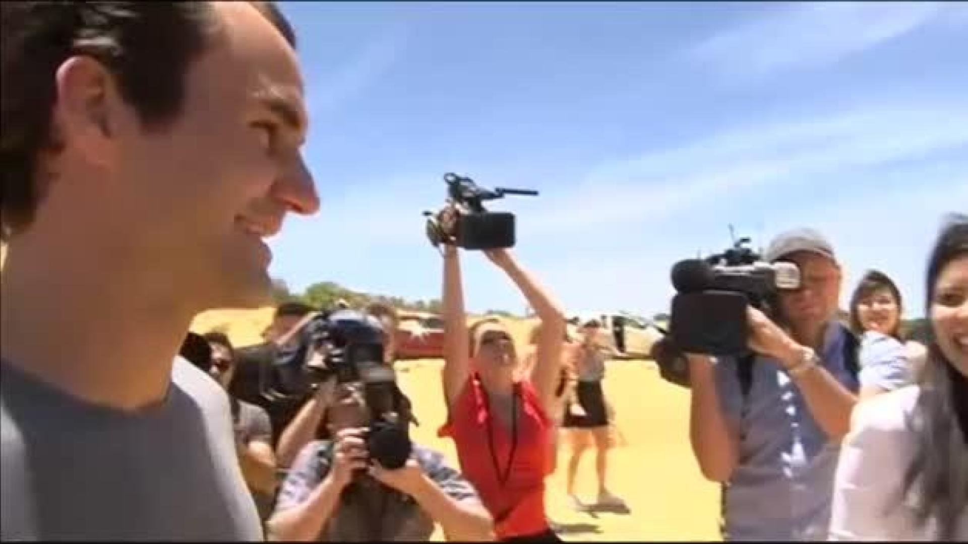 Roger Federer sorprende a una pareja en el día de su boda