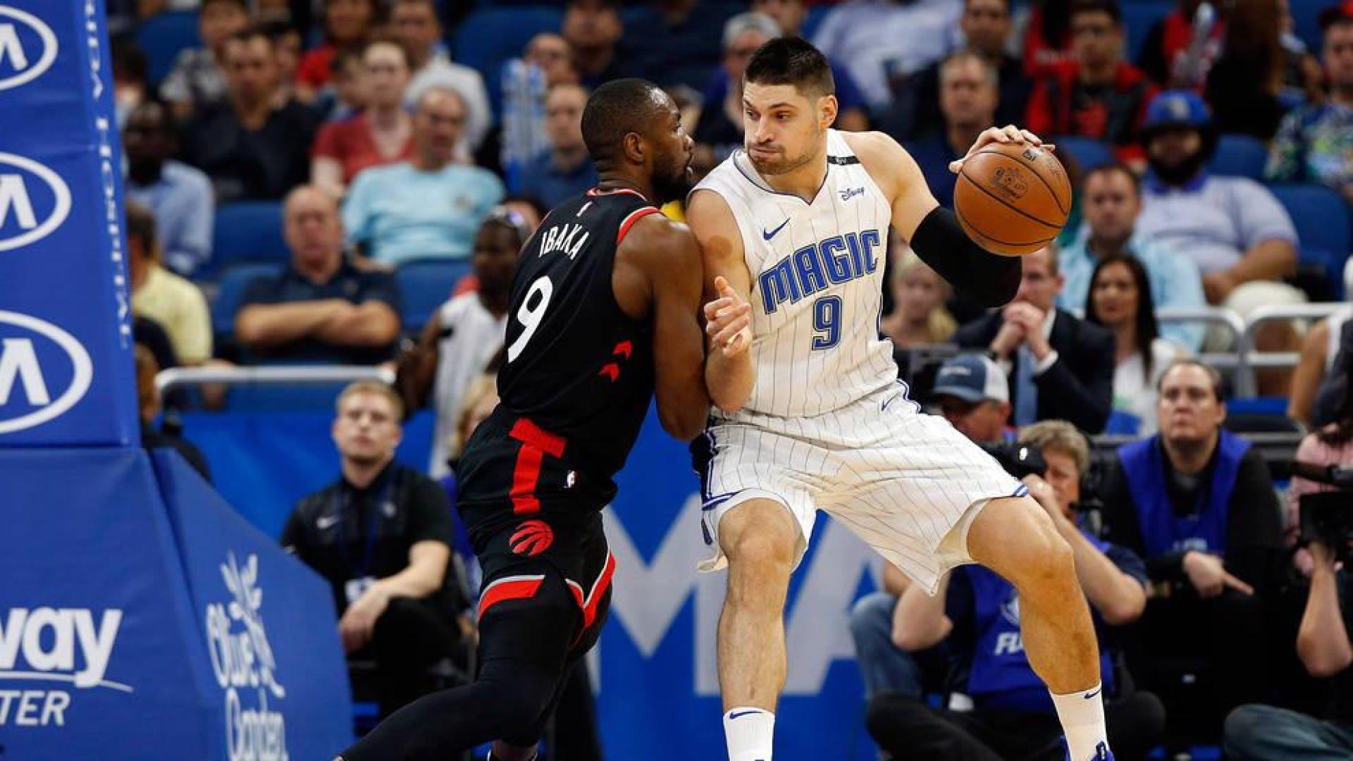 Ibaka defiende a Nikola Vucevic en el partido ante Orlando.