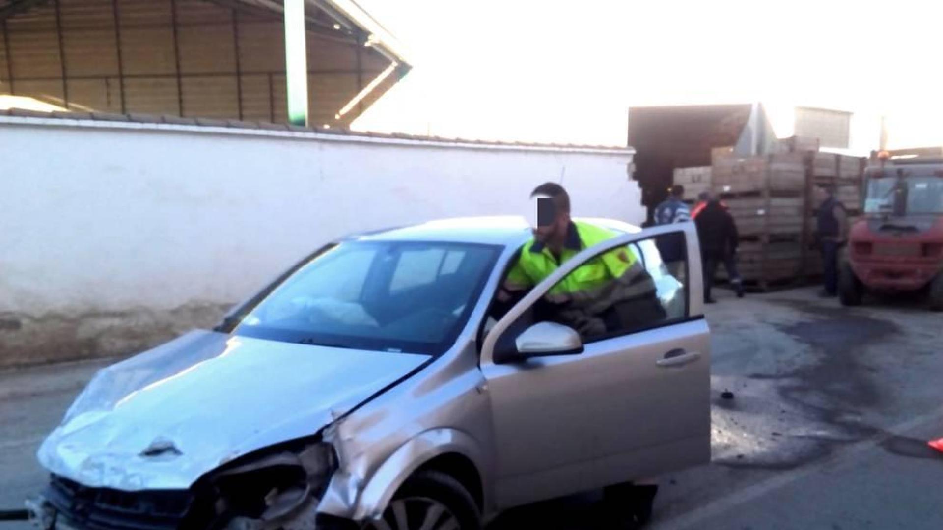 Conduce ebrio y sin carné y choca contra un muro en Tudela y lo derriba
