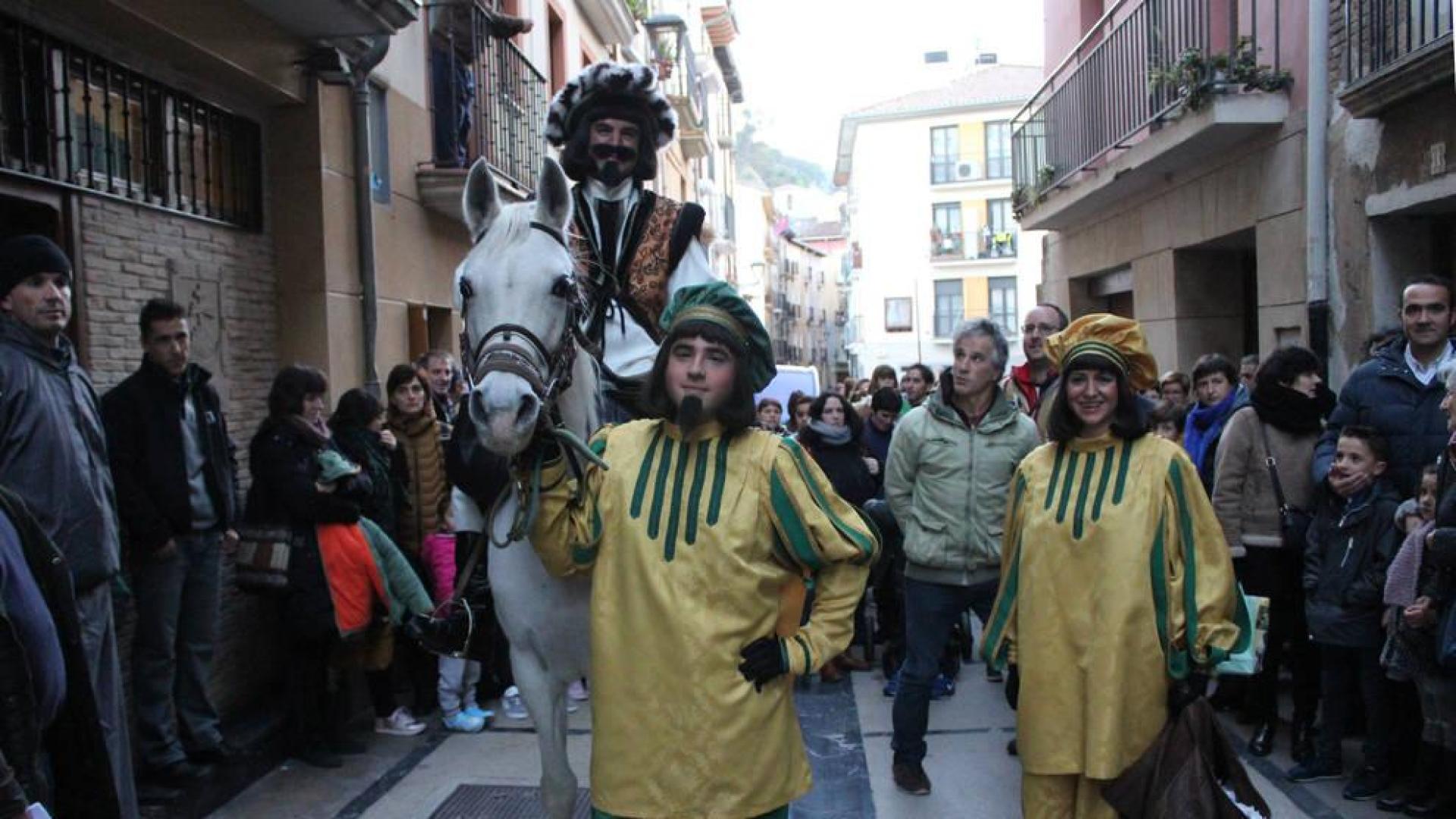 El emisario real, en la puerta de la Sociedad Peñaguda en la calle del Puy, antes de leer el pregón y comenzar su ruta por Estella.