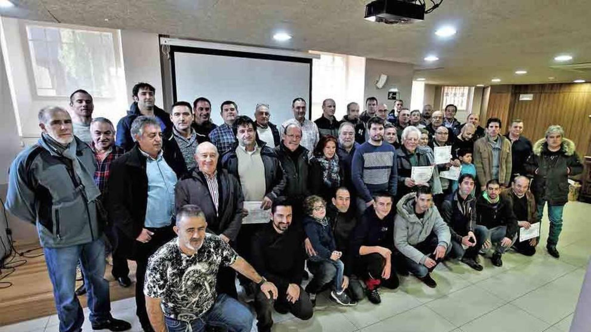 Mil canarios compitieron en Burlada por el mejor plumaje