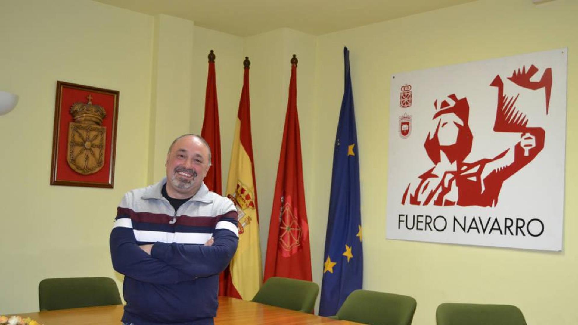 El regionalista Manuel Terés, en el salón de plenos del Ayuntamiento de Andosilla.