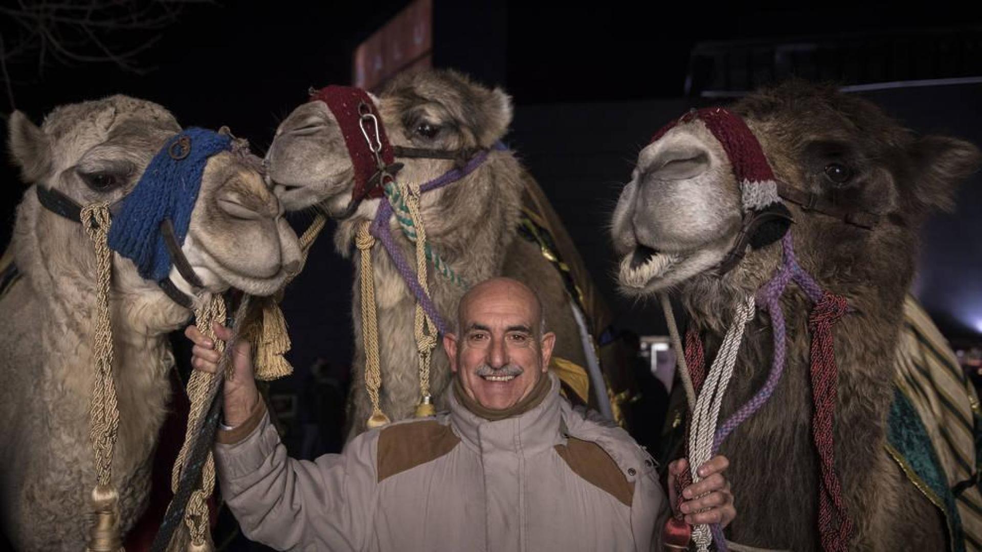 Fernando Lizaur posa con las dos dromedarias y el camello de la comitiva de los Reyes Magos.