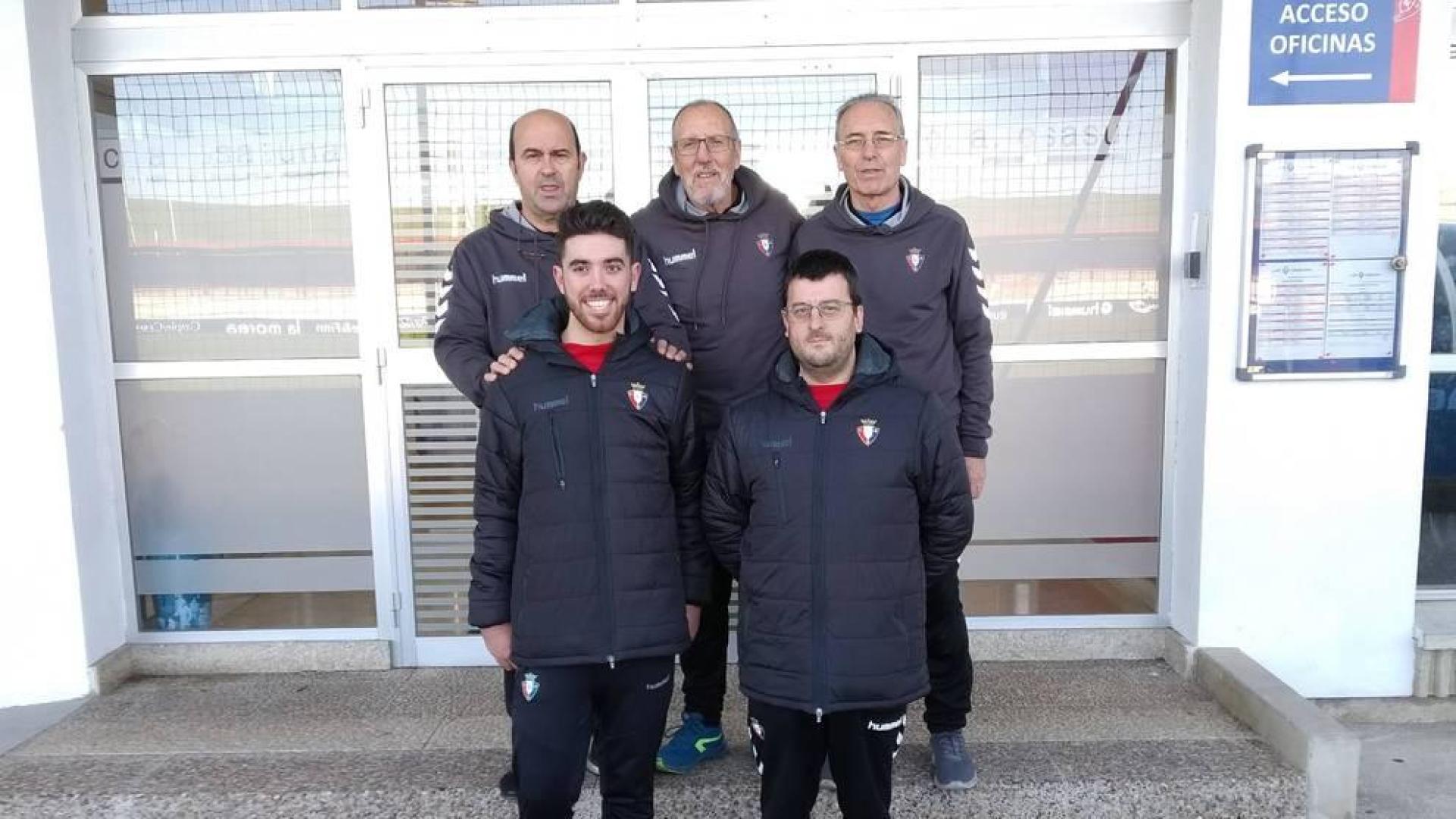 De izquierda a derecha: Eduardo Almiñana, Miguel Martínez, Joaquín Pérez “Pibe”, Germán Irigoyen y Julio Arciniega posan en la escalinata de Tajonar.