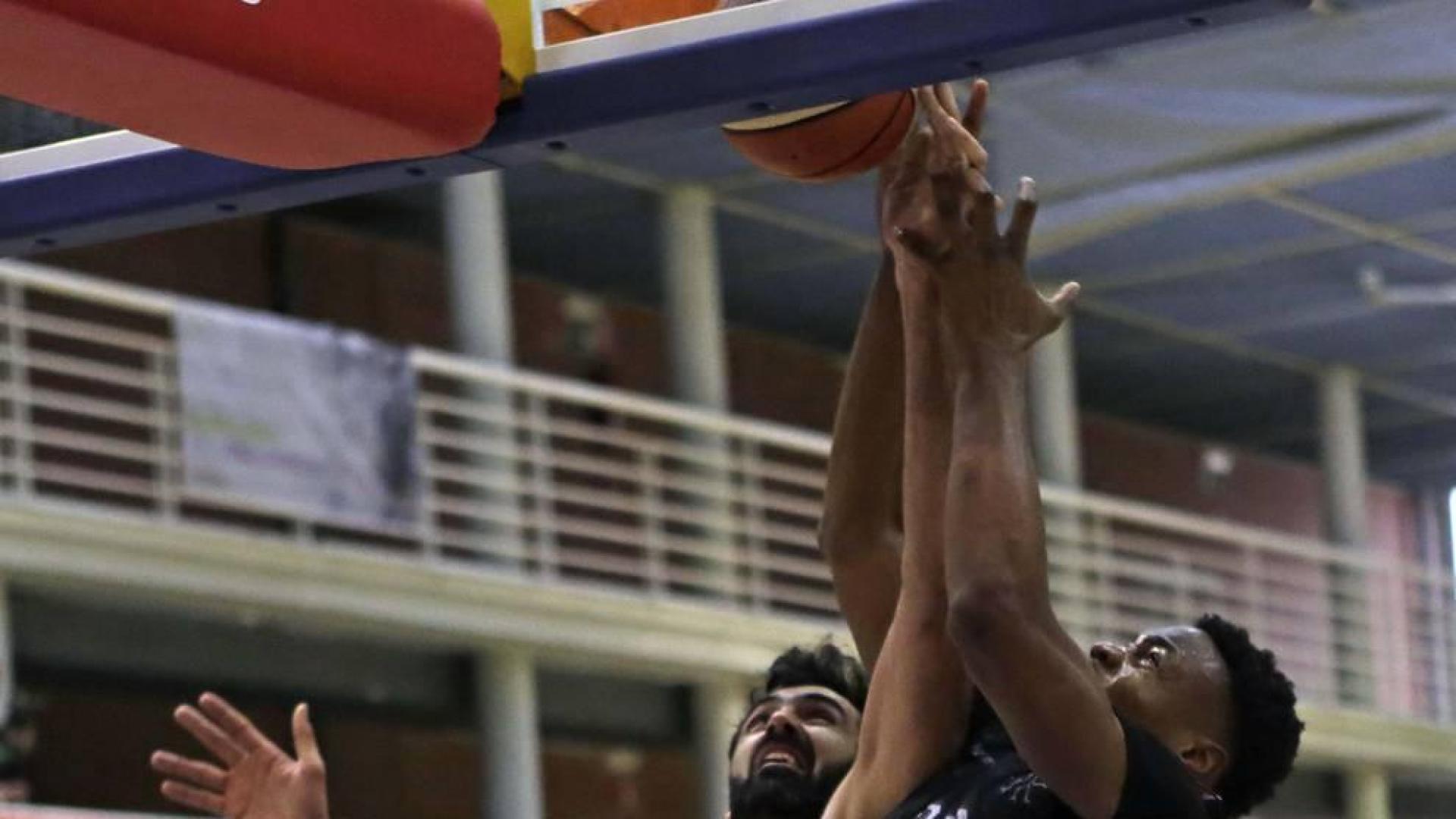 Sonseca, peleando por un rebote en el partido ante el Teslacard.