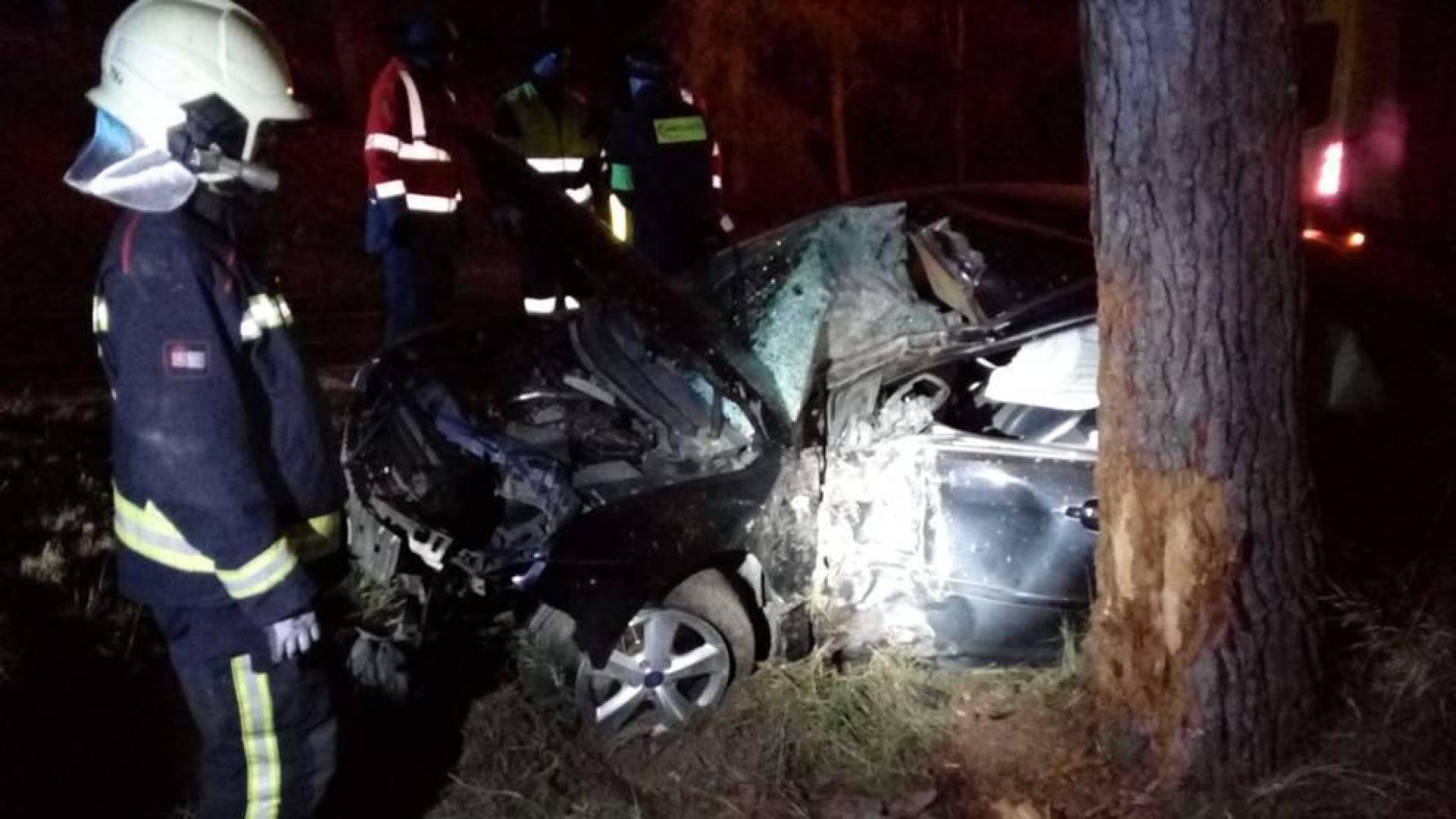 Hallan una maleta con restos de sangre a 150 metros de un coche accidentado en Funes