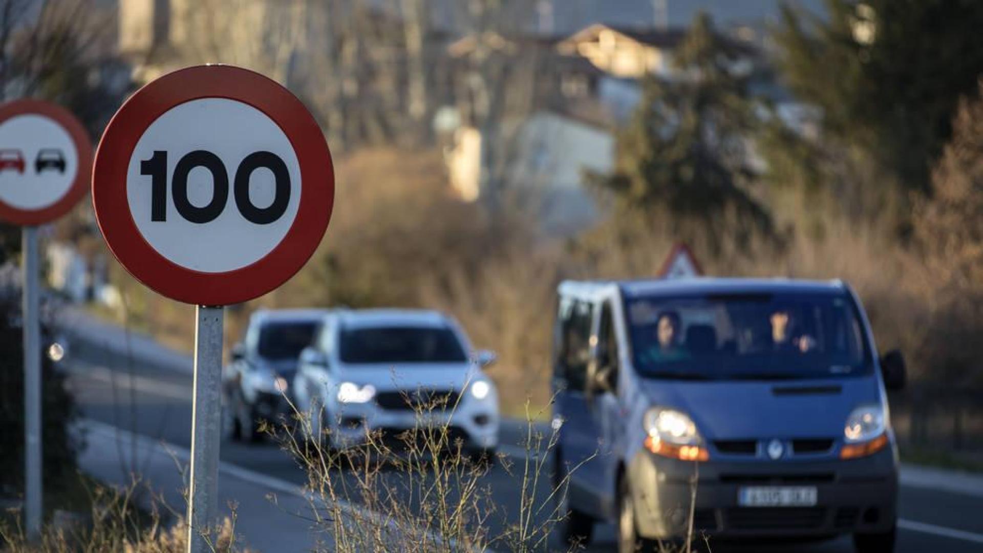 Vehículos circulan por la N-240-A junto a Berrioplano, donde la velocidad está limitada a 100 km/h y se reducirá a 90.