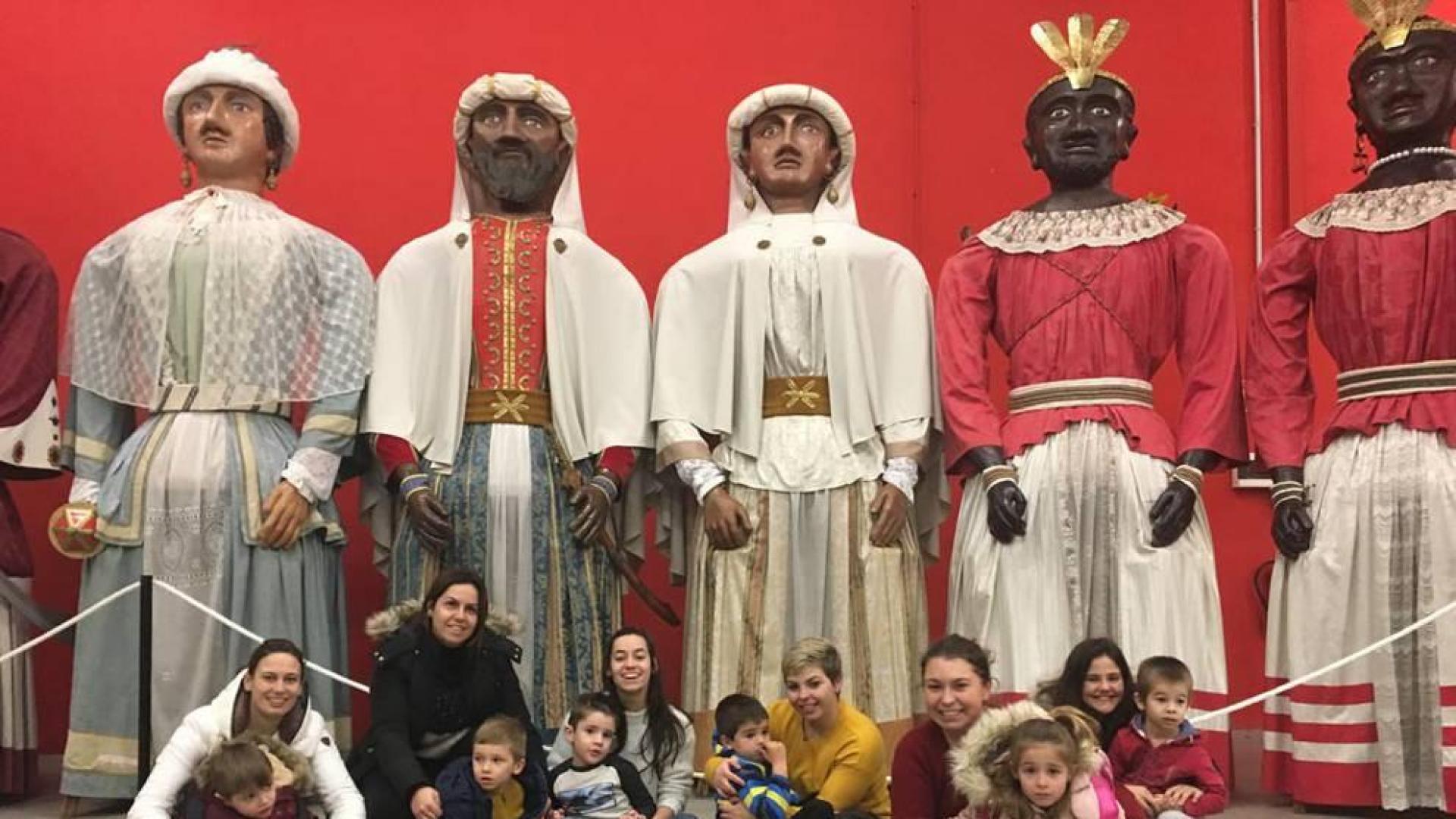 La Comparsa de Gigantes y Cabezudos recibe a niños con autismo