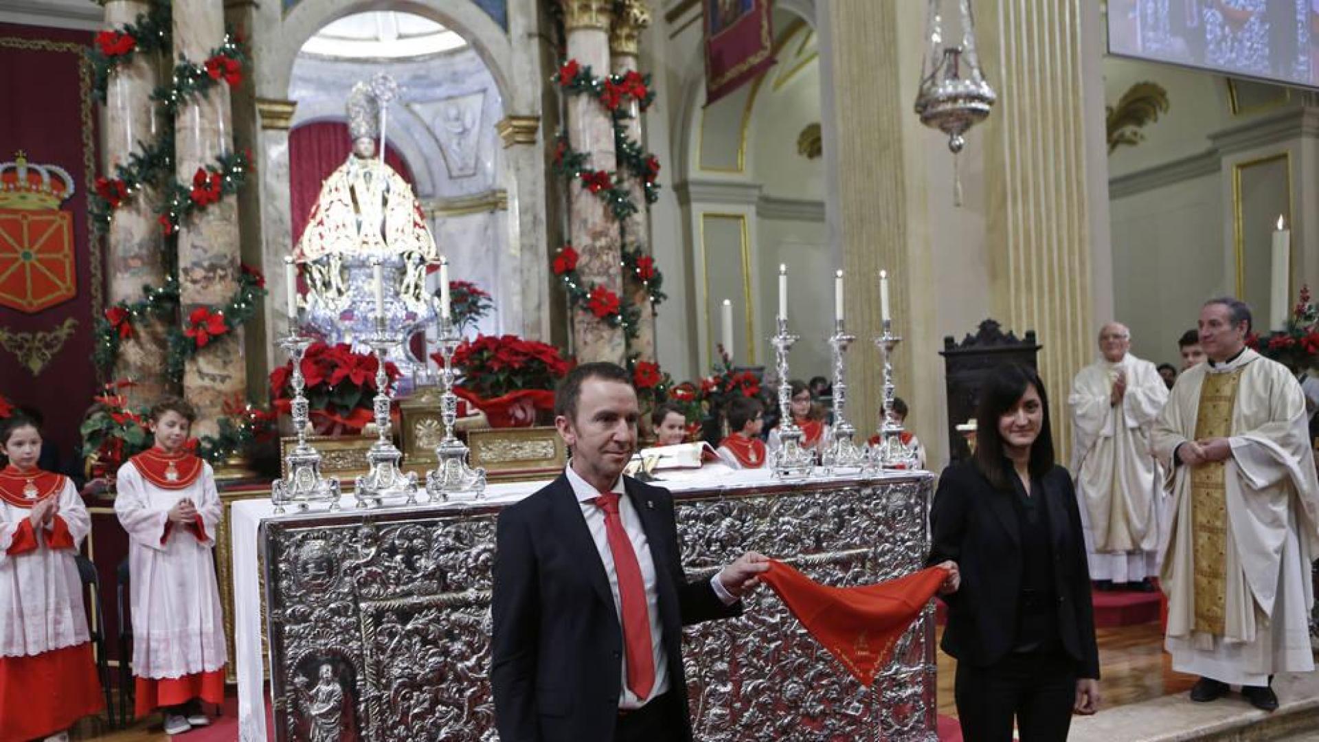 Dos representantes de La Pamplonesa hicieron entrega del pañuelo con la inscripción '1 de enero'.