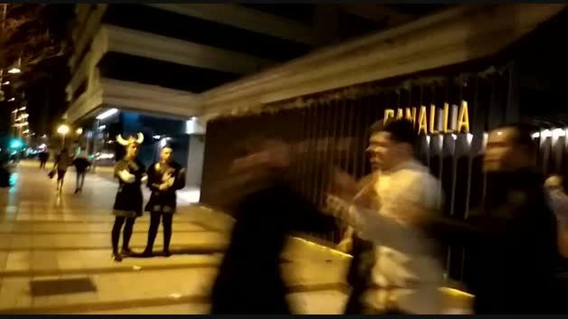 Momento de la agresión en el exterior de la discoteca Canalla de Pamplona.