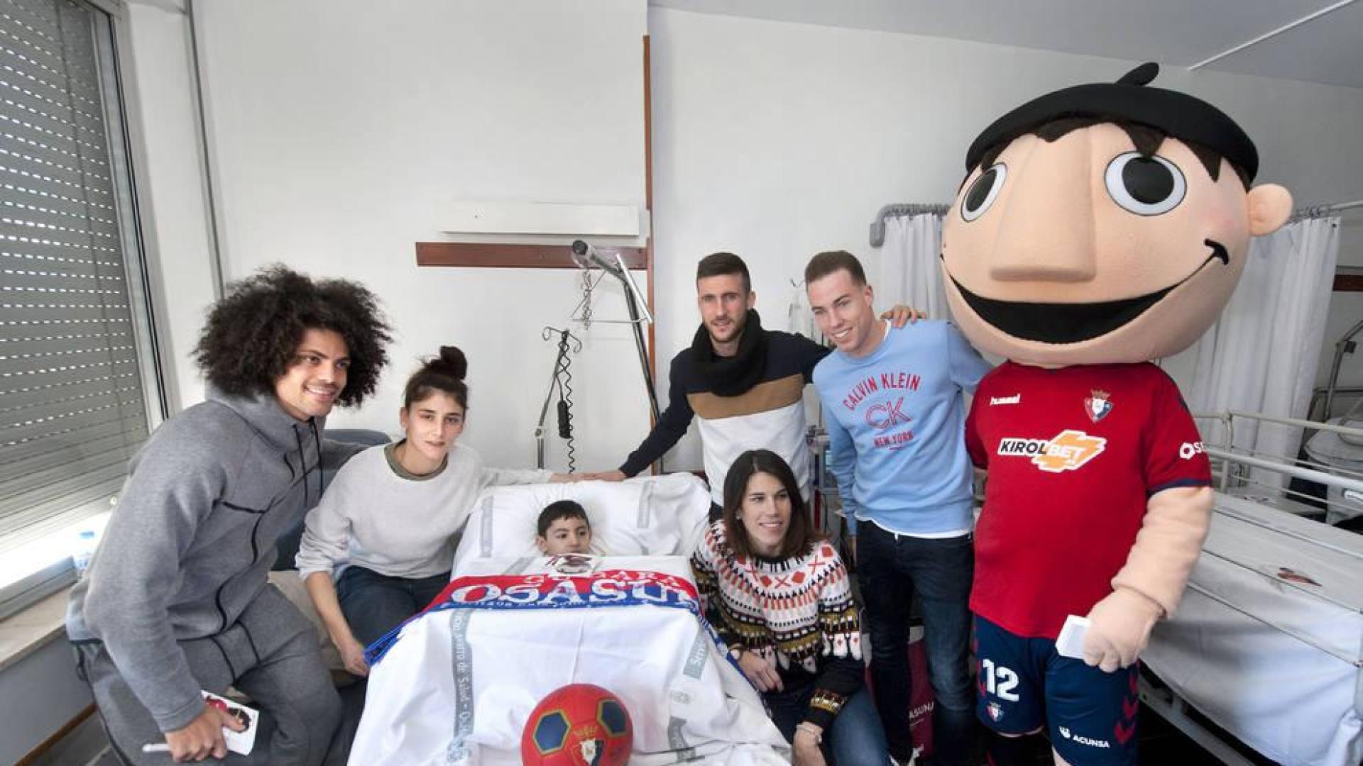 Jugadores y jugadoras de Osasuna visitan a los niños ingresados en el hospital