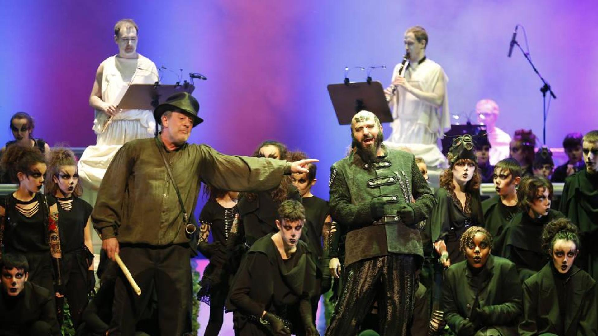 El flautista (Lacunza) se enfrenta a la 'Gran Rata' (Alfonso García Noáin) y a las 'ratitas', que silban.