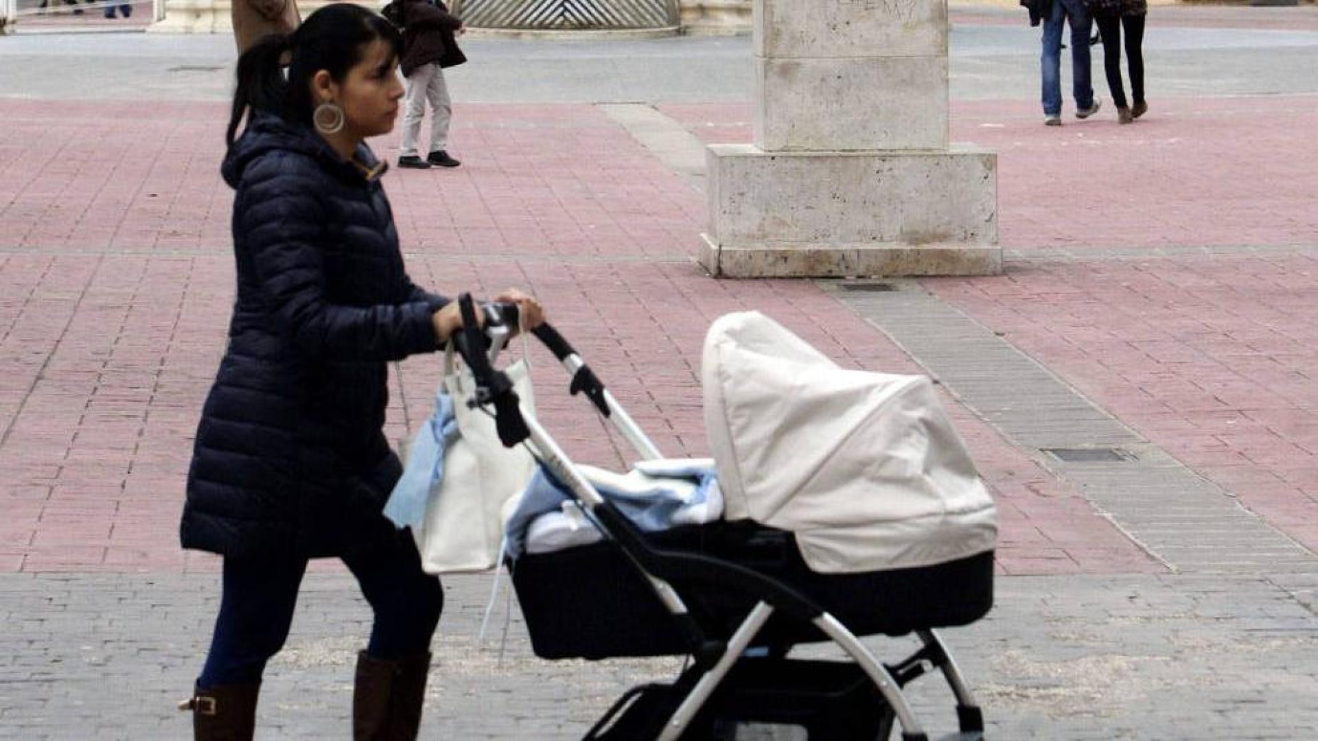 Una madre pasea a su bebé.