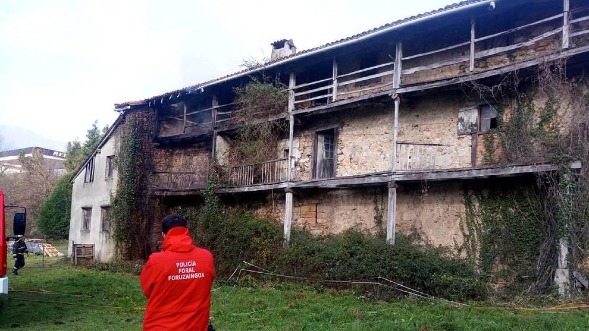 El caserío abandonado de Bera que ha sufrido un incendio.