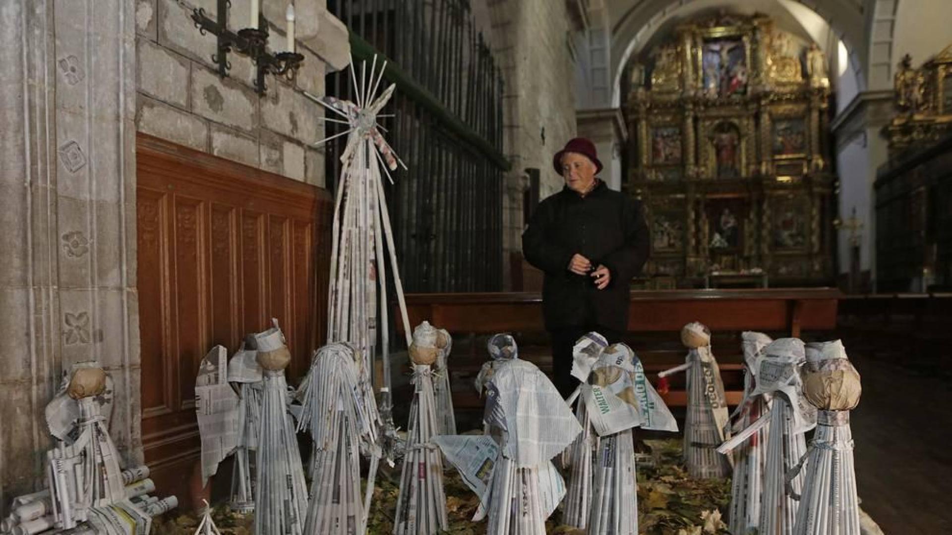 Un Belén hecho con papel de periódico en la parroquia de Muruzábal