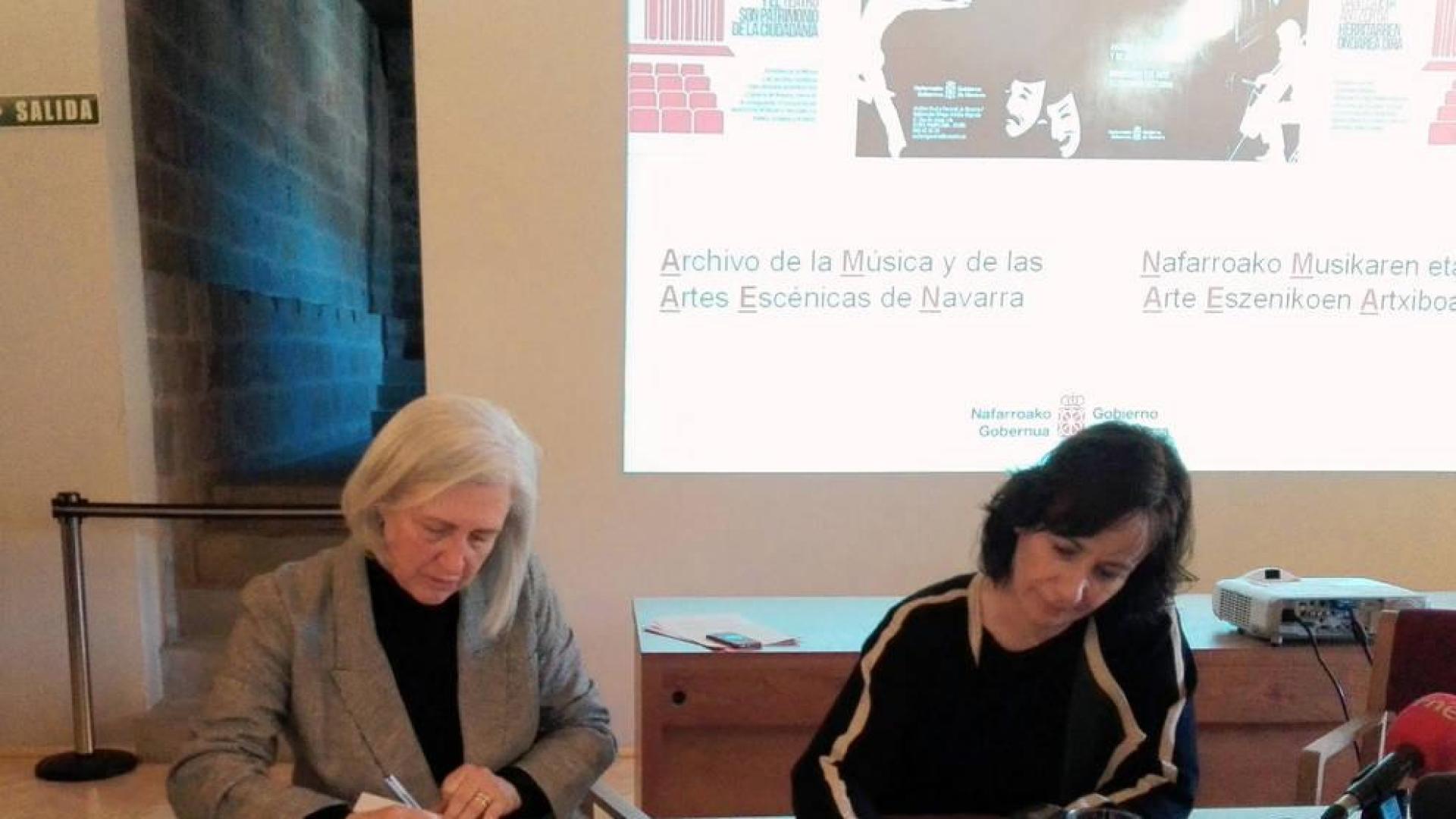 La compositora Teresa Catalán y la consejera Herrera firman el acuerdo de la donación.