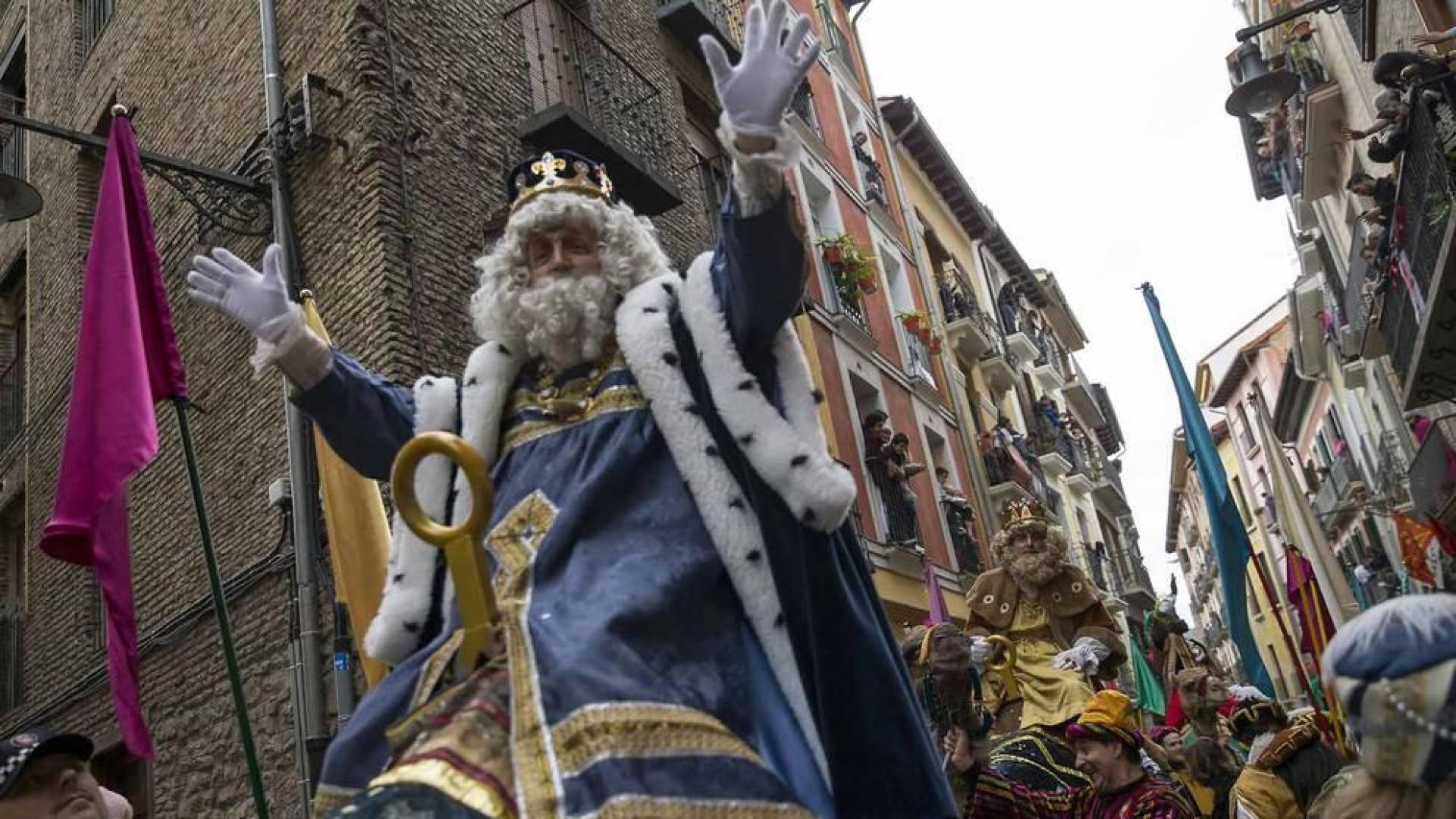 Melchor, Gaspar y Baltasar pasearon por las calles de la capital navarra con su comitiva real.